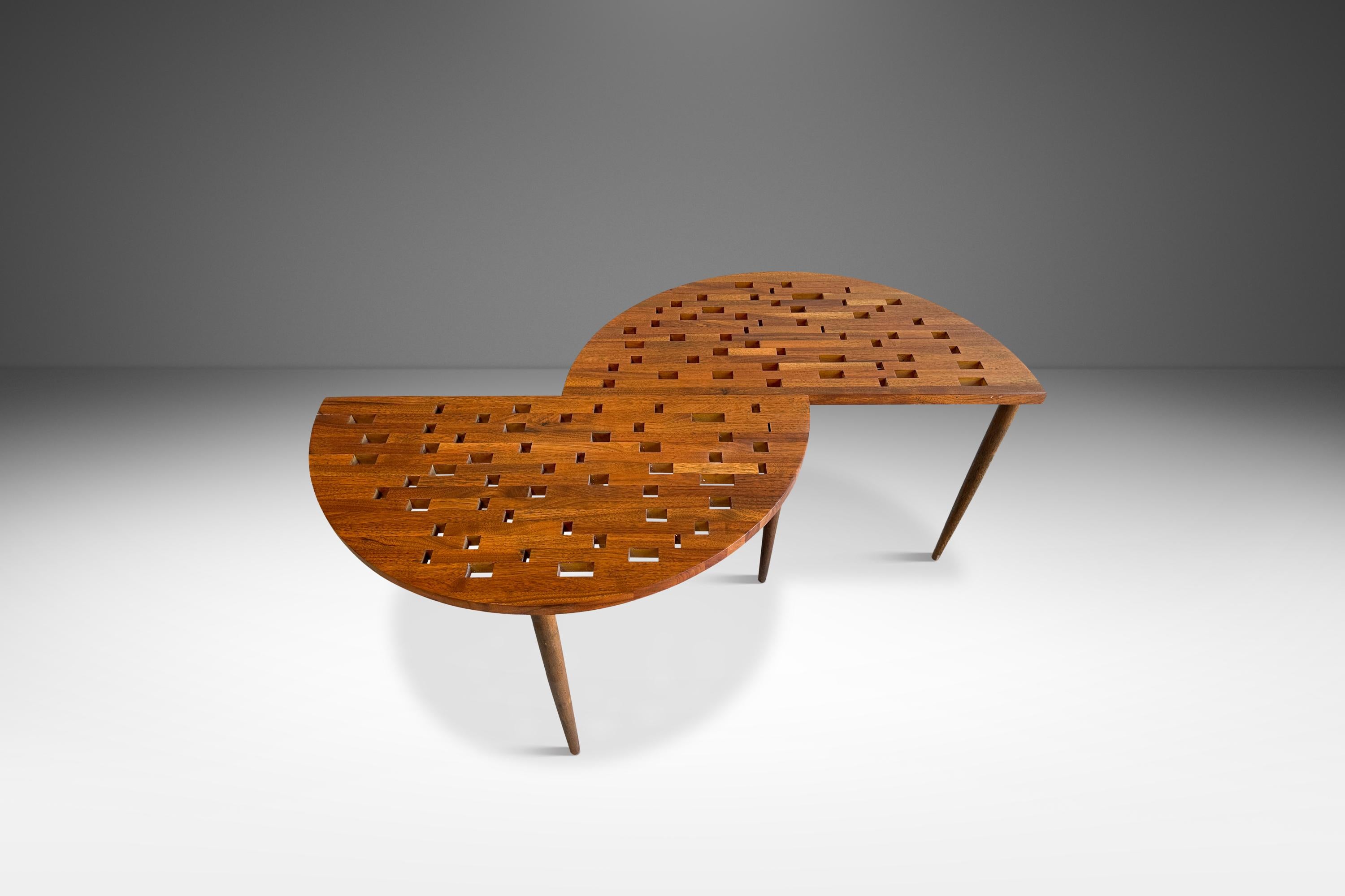Ein Paar Beistelltische / maßgefertigter Couchtisch aus massivem Nussbaumholz, USA, ca. 1960er Jahre im Zustand „Gut“ im Angebot in Deland, FL