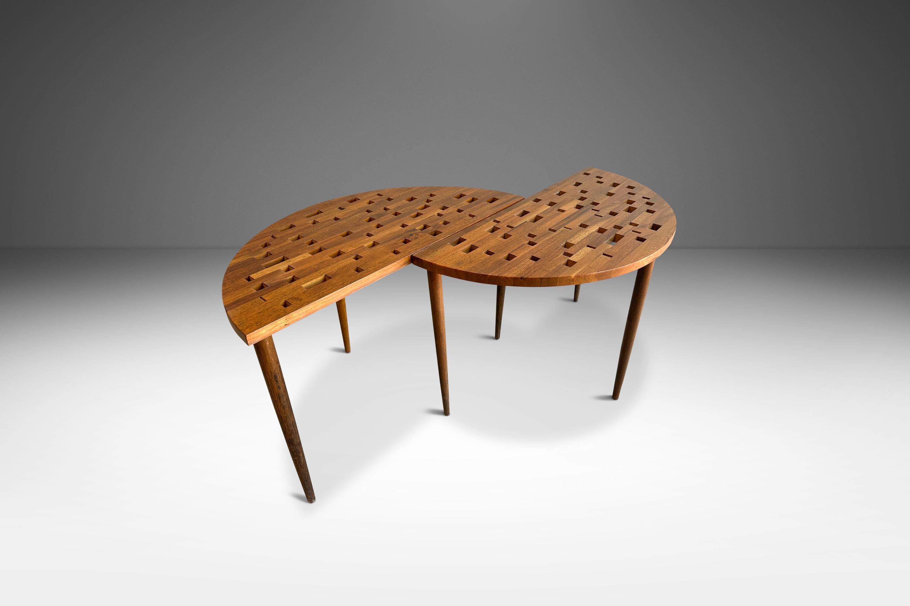 Ein Paar Beistelltische / maßgefertigter Couchtisch aus massivem Nussbaumholz, USA, ca. 1960er Jahre (Mitte des 20. Jahrhunderts) im Angebot