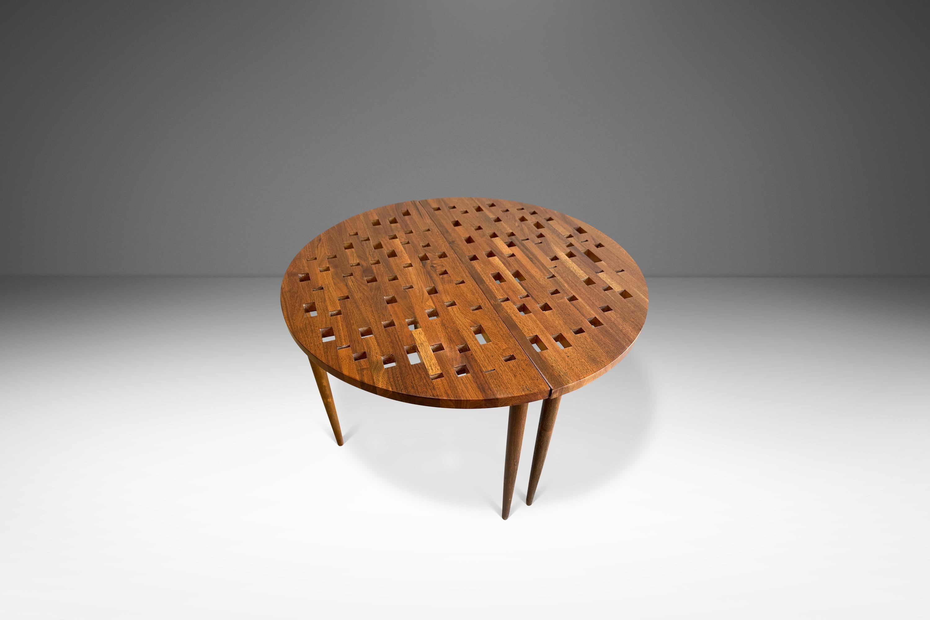 Ein Paar Beistelltische / maßgefertigter Couchtisch aus massivem Nussbaumholz, USA, ca. 1960er Jahre (Walnuss) im Angebot
