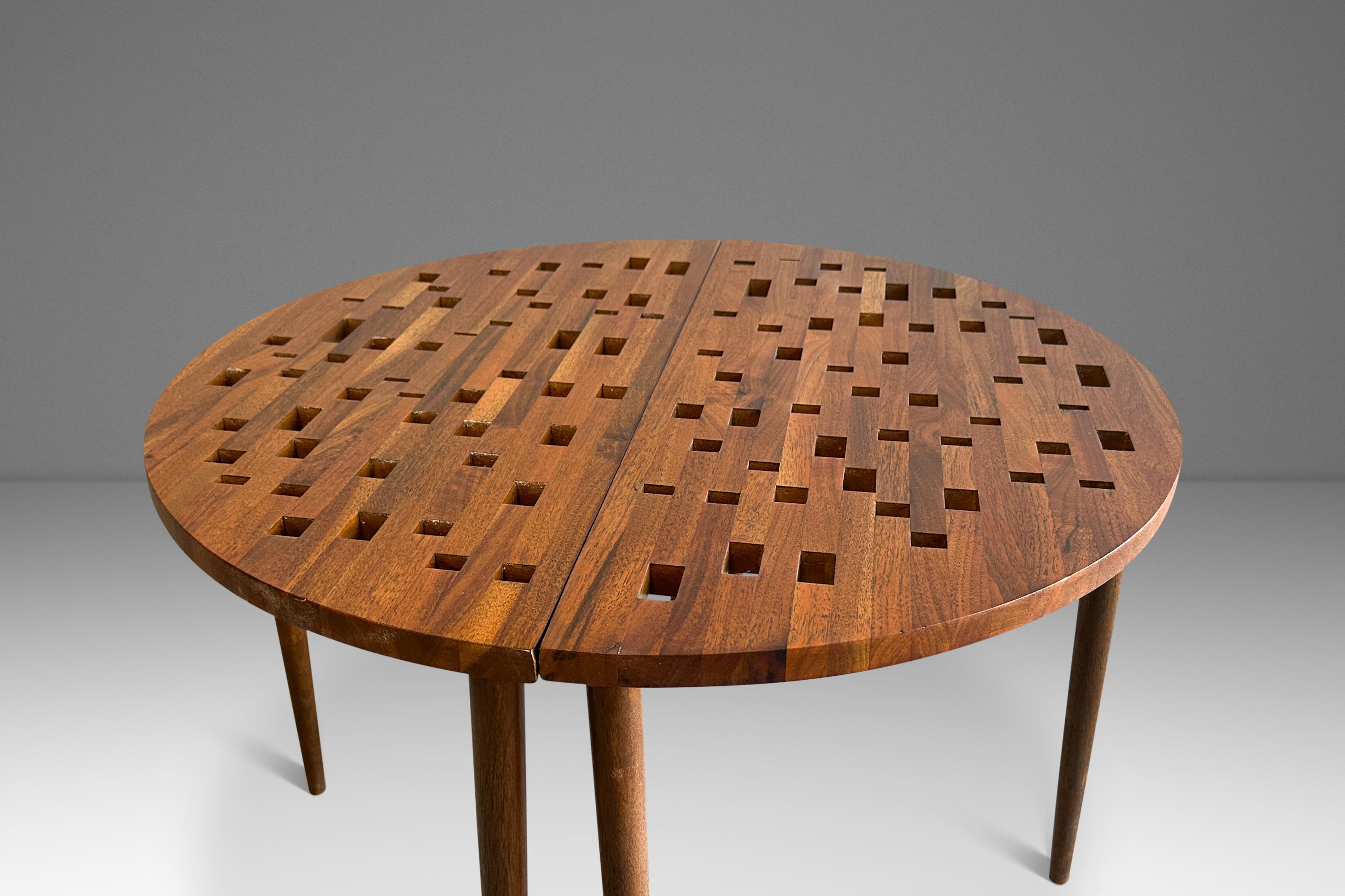 Ein Paar Beistelltische / maßgefertigter Couchtisch aus massivem Nussbaumholz, USA, ca. 1960er Jahre im Angebot 1