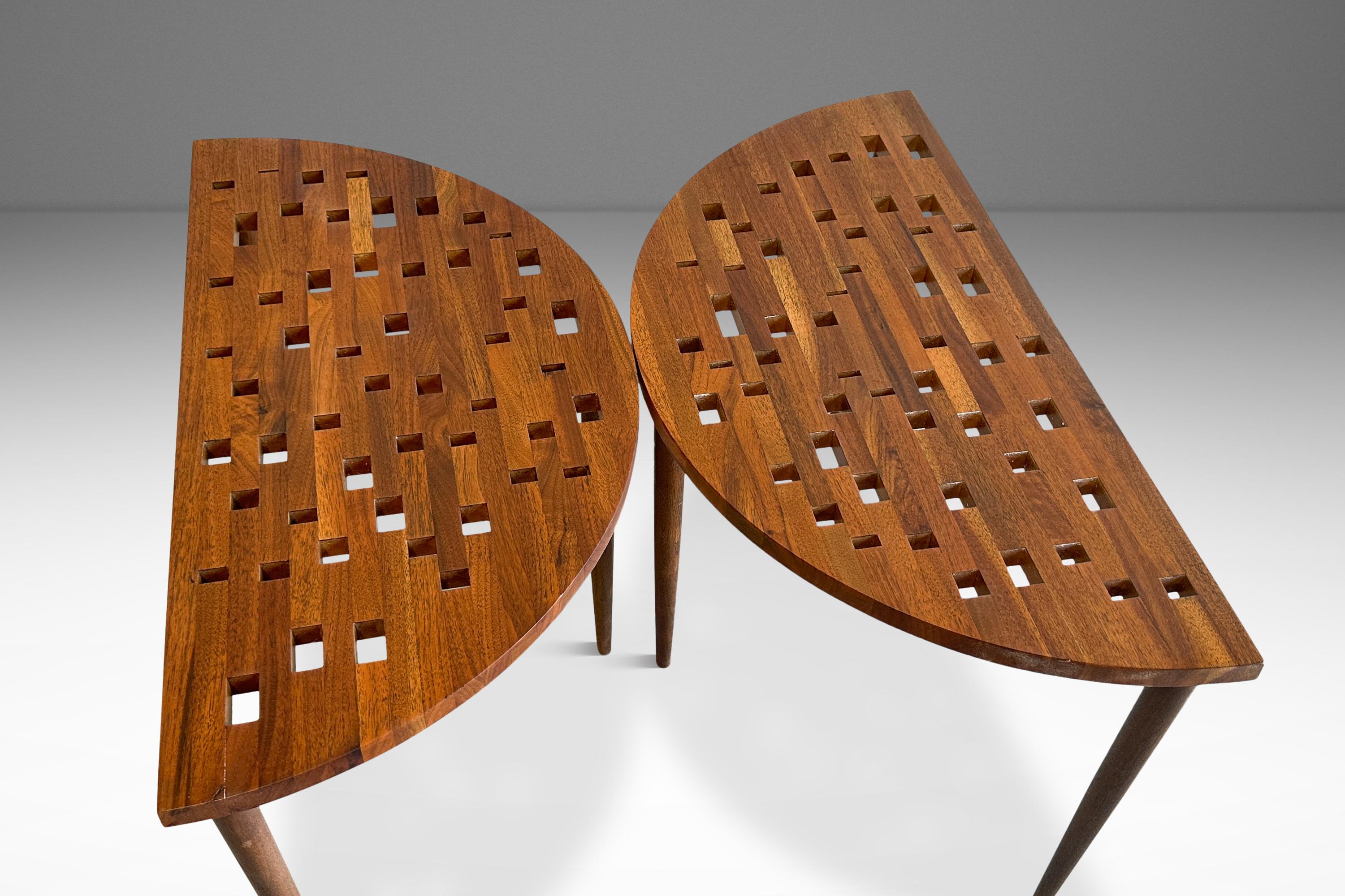 Ein Paar Beistelltische / maßgefertigter Couchtisch aus massivem Nussbaumholz, USA, ca. 1960er Jahre im Angebot 2