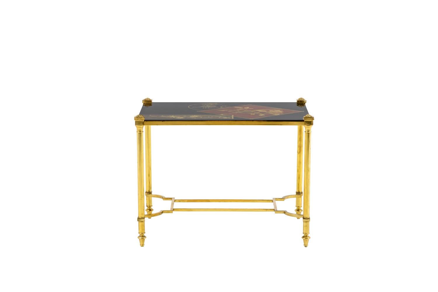 Pair of rectangular lacquer and gilt brass end tables standing on four tubular legs finished by toupie foot. They are linked between them by a rectangular stretcher fixed to the legs by four scalloped bars.
Black background lacquer trays adorned