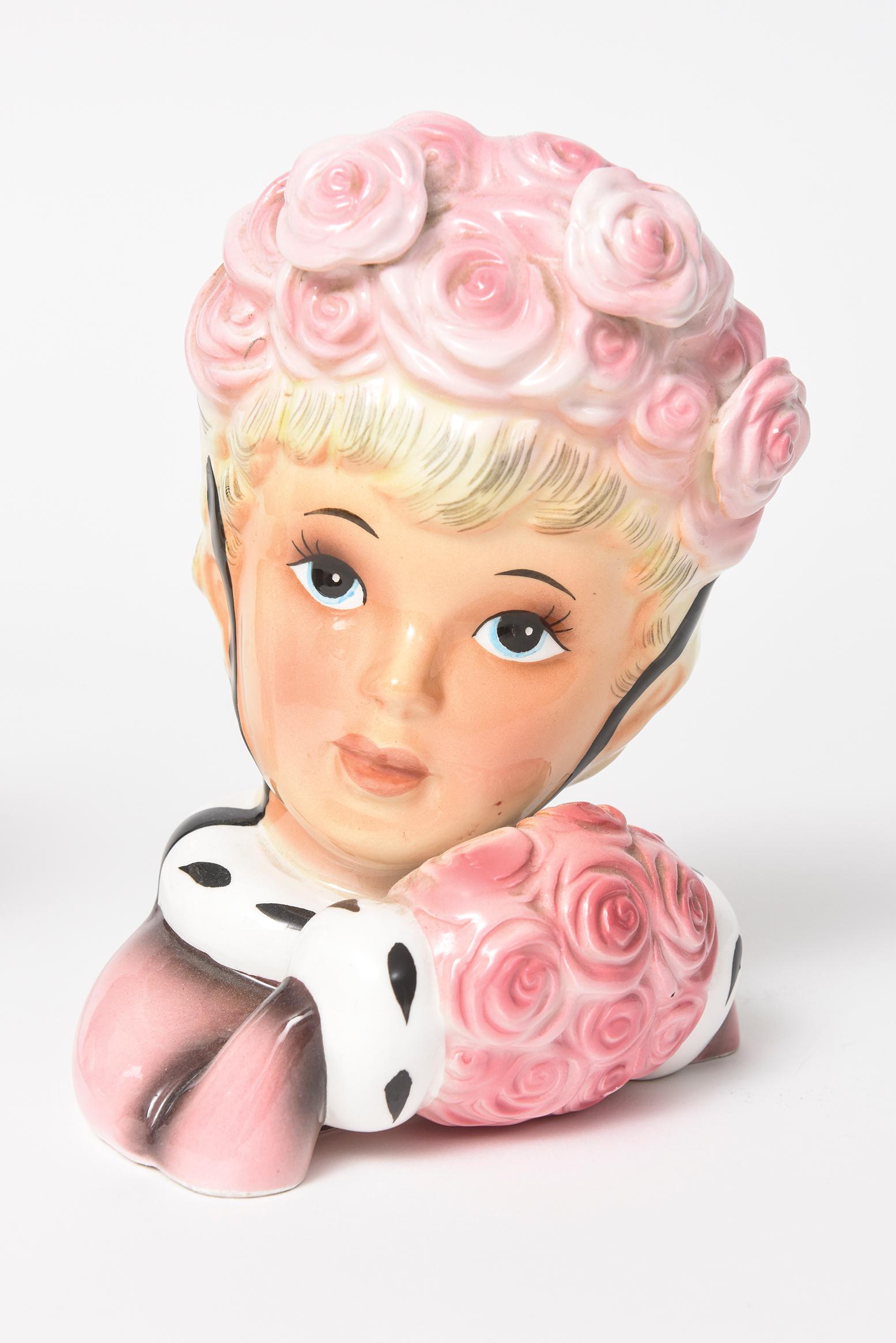 Céramique Paire de vases en forme de tête de femme jumelles roses Enesco avec poches murales roses avec manchon et bonnet en vente