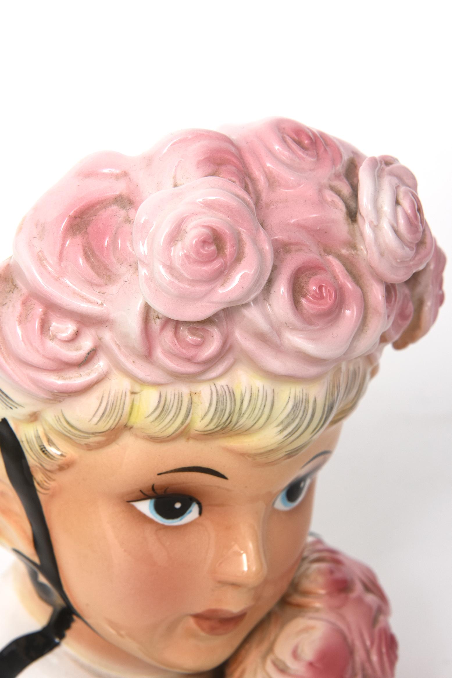 Paire de vases en forme de tête de femme jumelles roses Enesco avec poches murales roses avec manchon et bonnet en vente 3