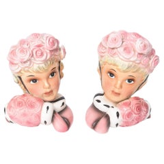 Paire de vases en forme de tête de femme jumelles roses Enesco avec poches murales roses avec manchon et bonnet