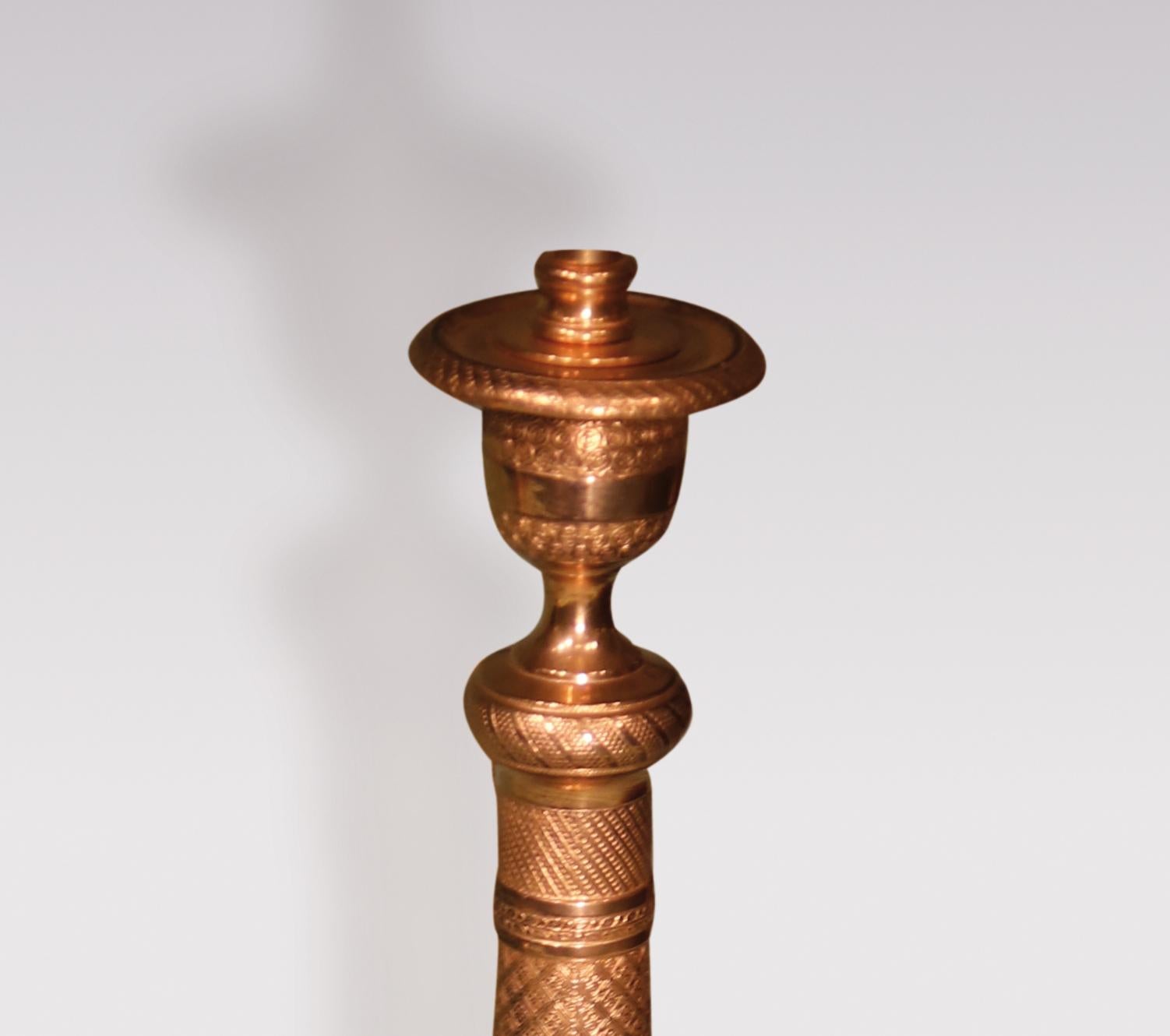 Coppia di lampade a candelabro in ormolu tornite a motore In condizioni buone in vendita a London, GB