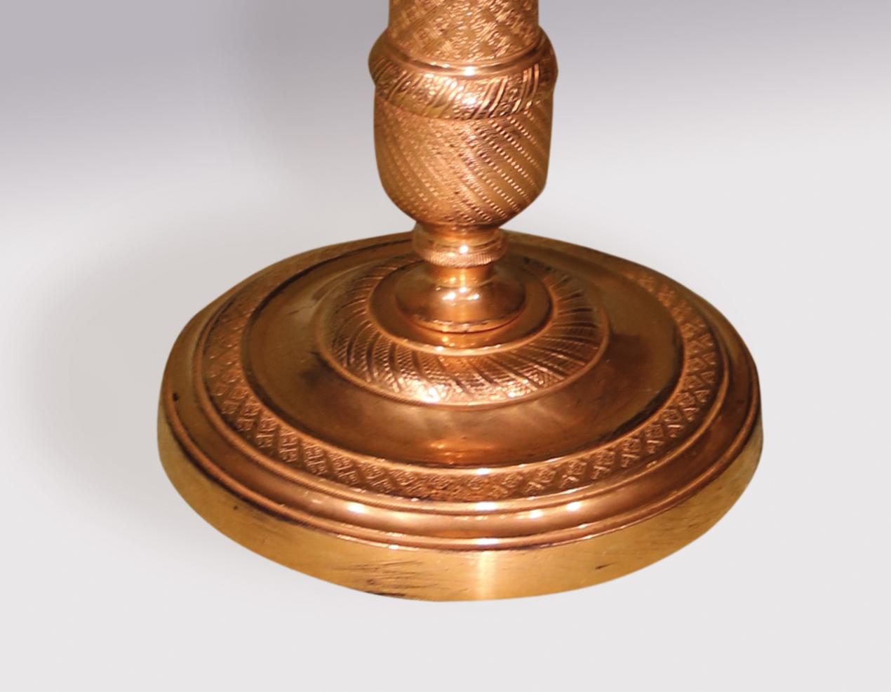 XIX secolo Coppia di lampade a candelabro in ormolu tornite a motore in vendita