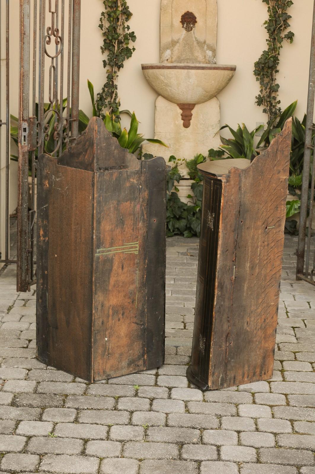 Pair of English 1790s George III Gold and Black Chinoiserie Corner Cabinets For Sale 3