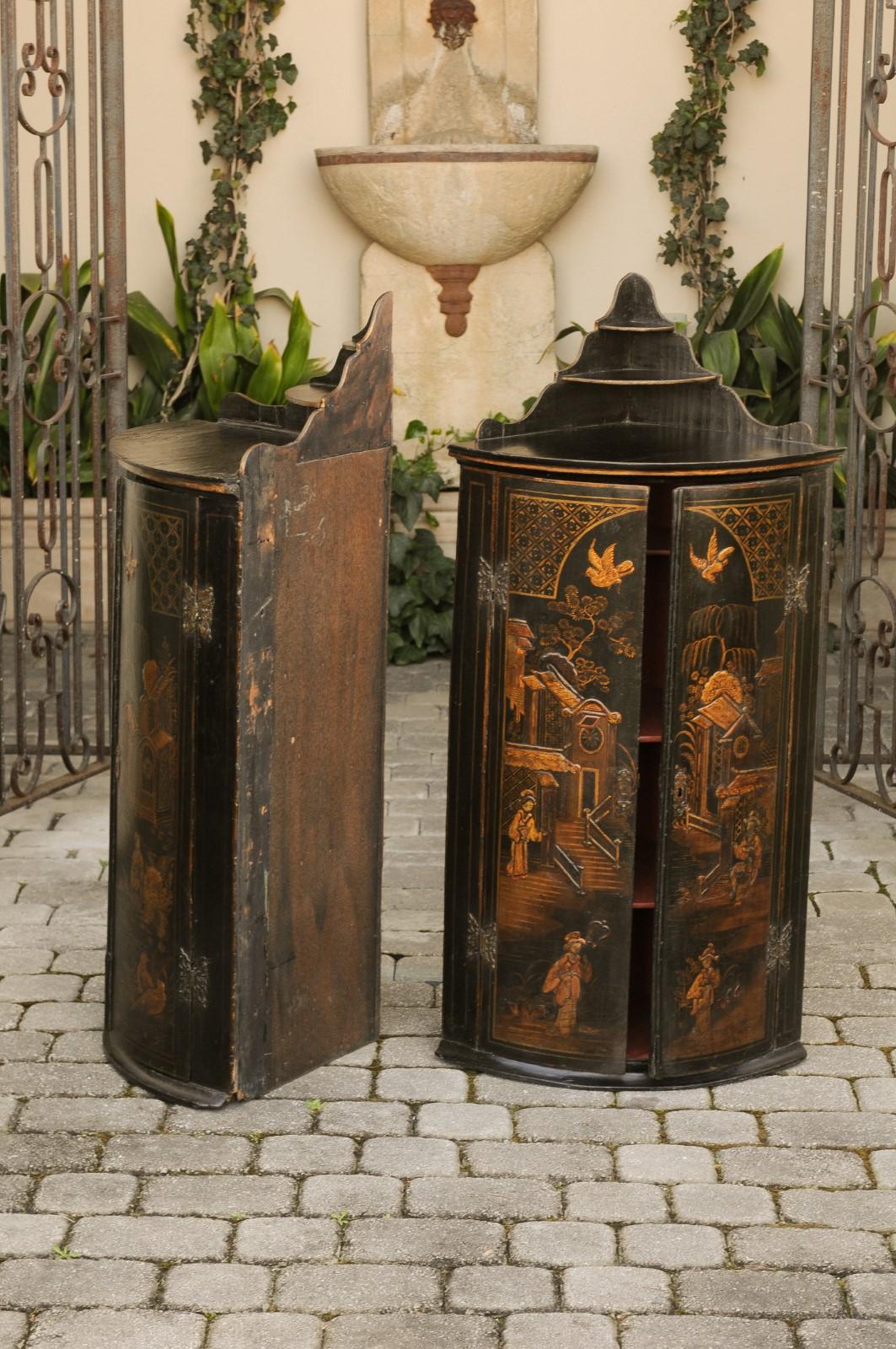 Pair of English 1790s George III Gold and Black Chinoiserie Corner Cabinets For Sale 4