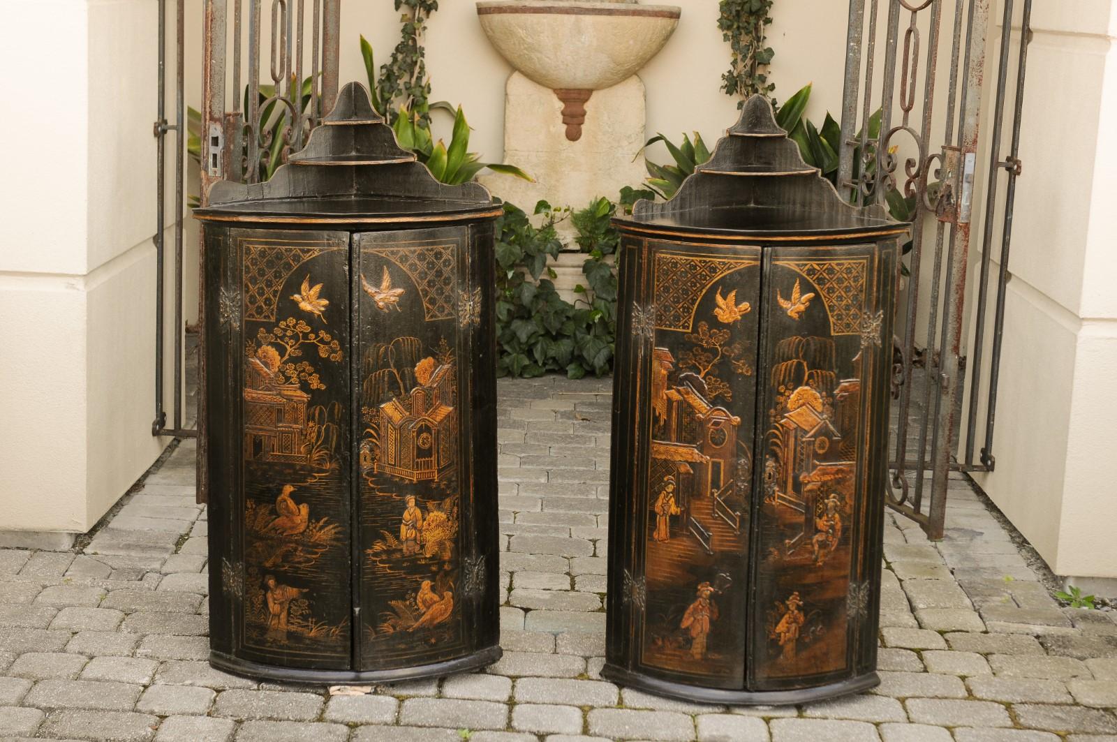 Pair of English 1790s George III Gold and Black Chinoiserie Corner Cabinets For Sale 5
