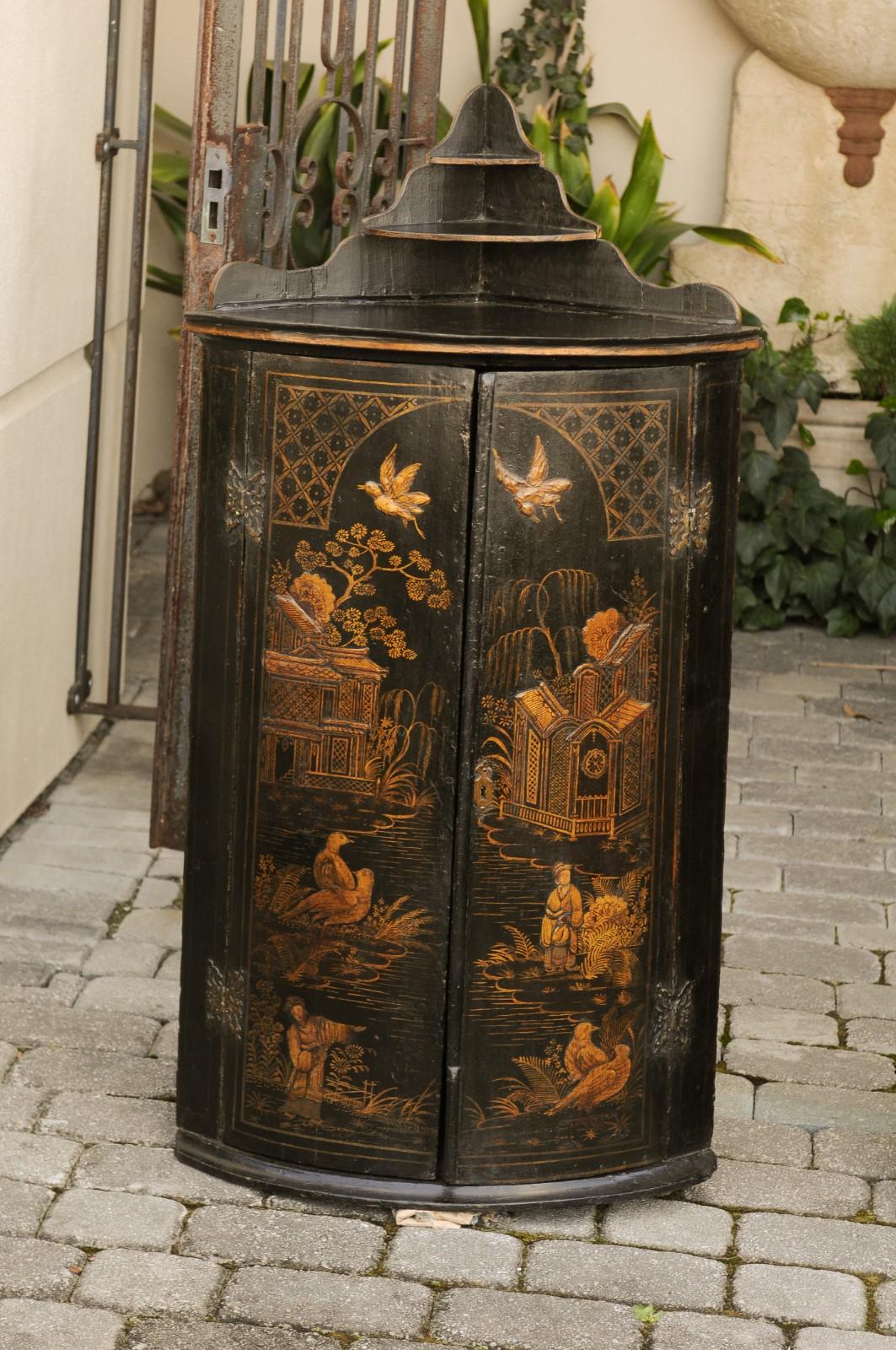 Pair of English 1790s George III Gold and Black Chinoiserie Corner Cabinets For Sale 6