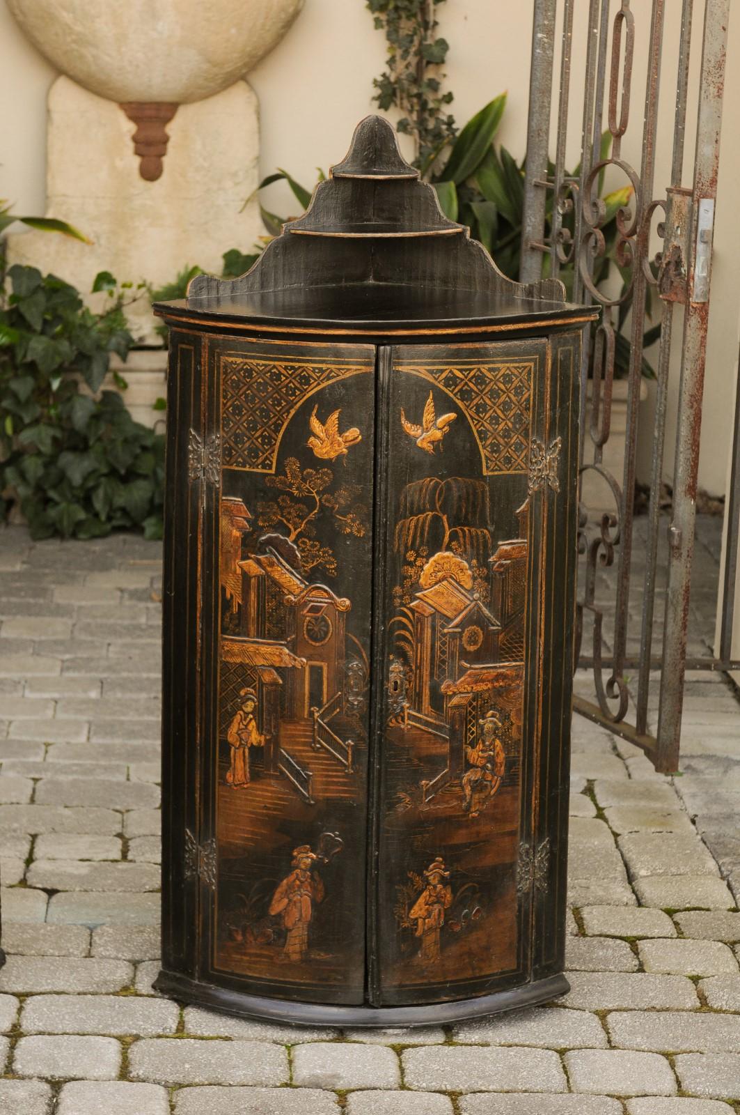 Pair of English 1790s George III Gold and Black Chinoiserie Corner Cabinets For Sale 7