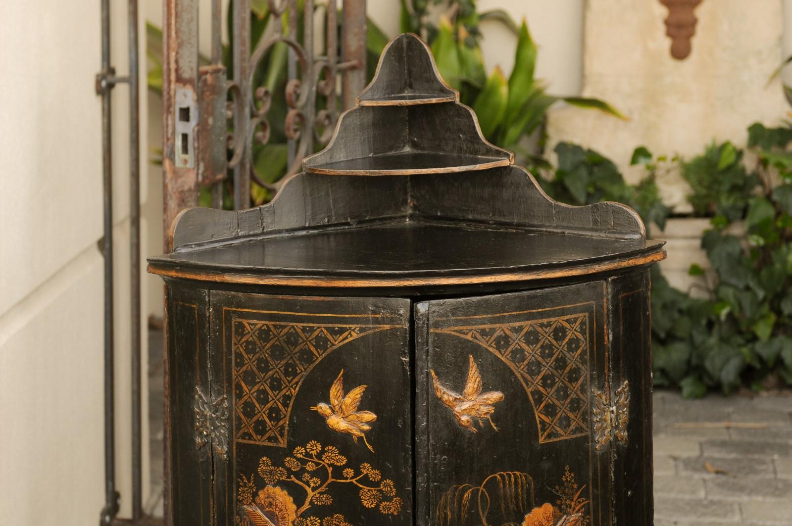 Pareja de armarios esquineros ingleses Jorge III de la década de 1790 de oro y chinoiserie negra en venta 7