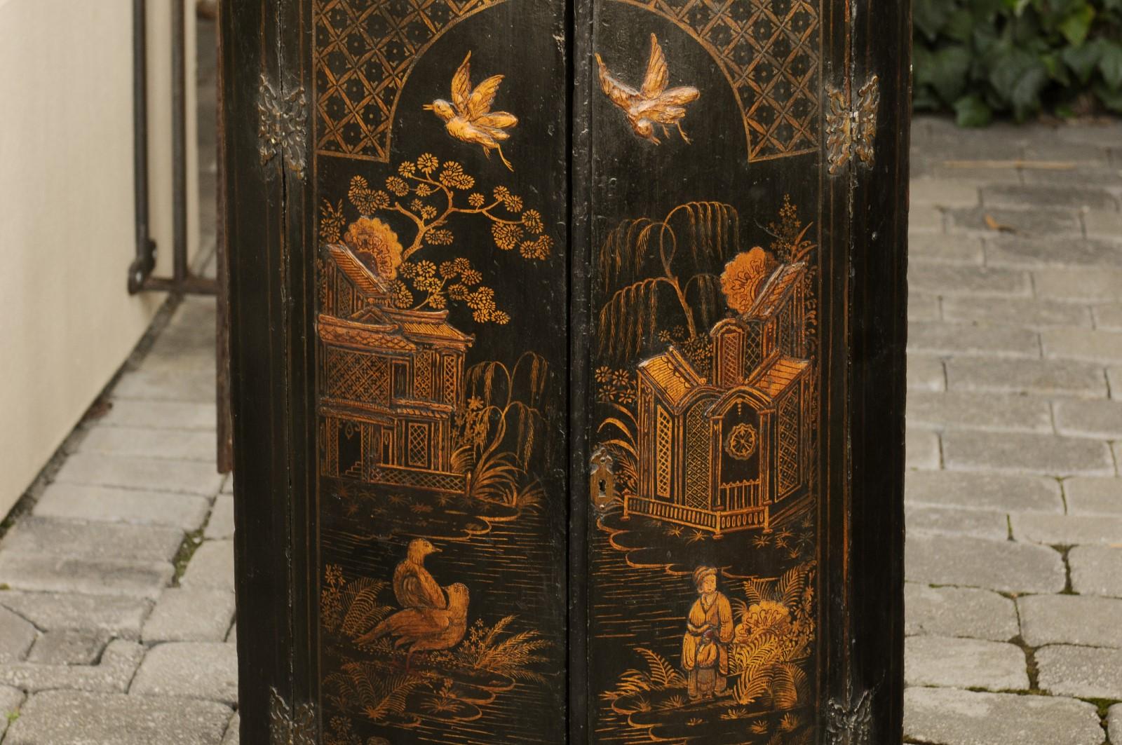 Pair of English 1790s George III Gold and Black Chinoiserie Corner Cabinets For Sale 9