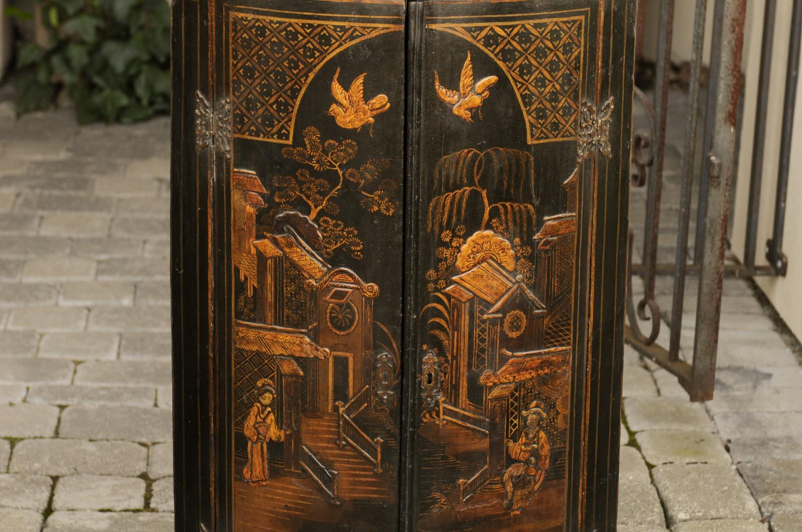Lacquered Pair of English 1790s George III Gold and Black Chinoiserie Corner Cabinets For Sale