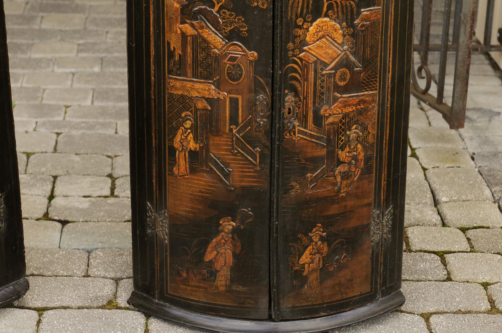 Pair of English 1790s George III Gold and Black Chinoiserie Corner Cabinets In Good Condition For Sale In Atlanta, GA