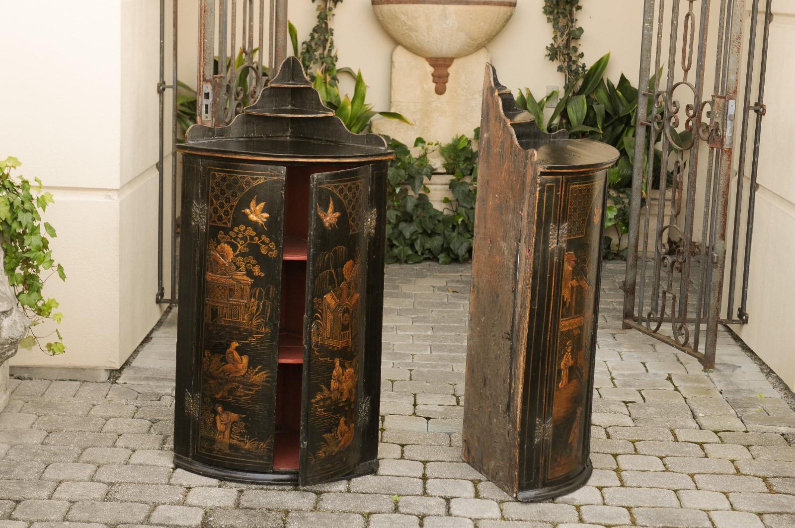 Pair of English 1790s George III Gold and Black Chinoiserie Corner Cabinets For Sale 1