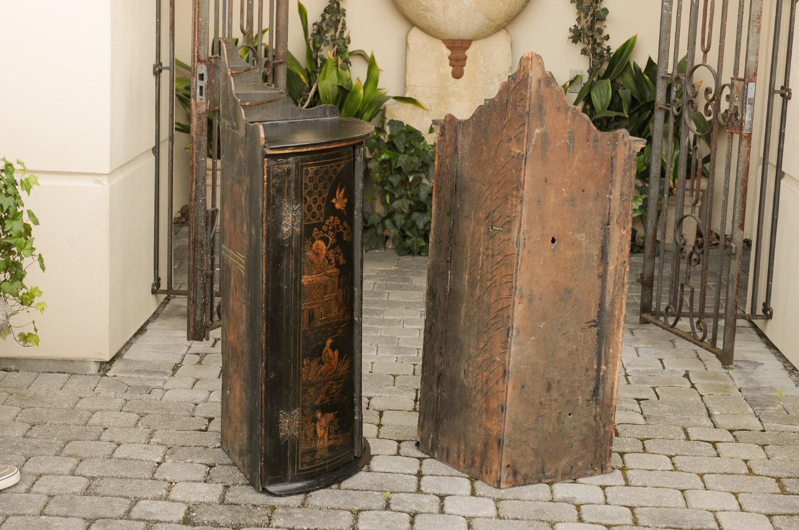 Pair of English 1790s George III Gold and Black Chinoiserie Corner Cabinets For Sale 2