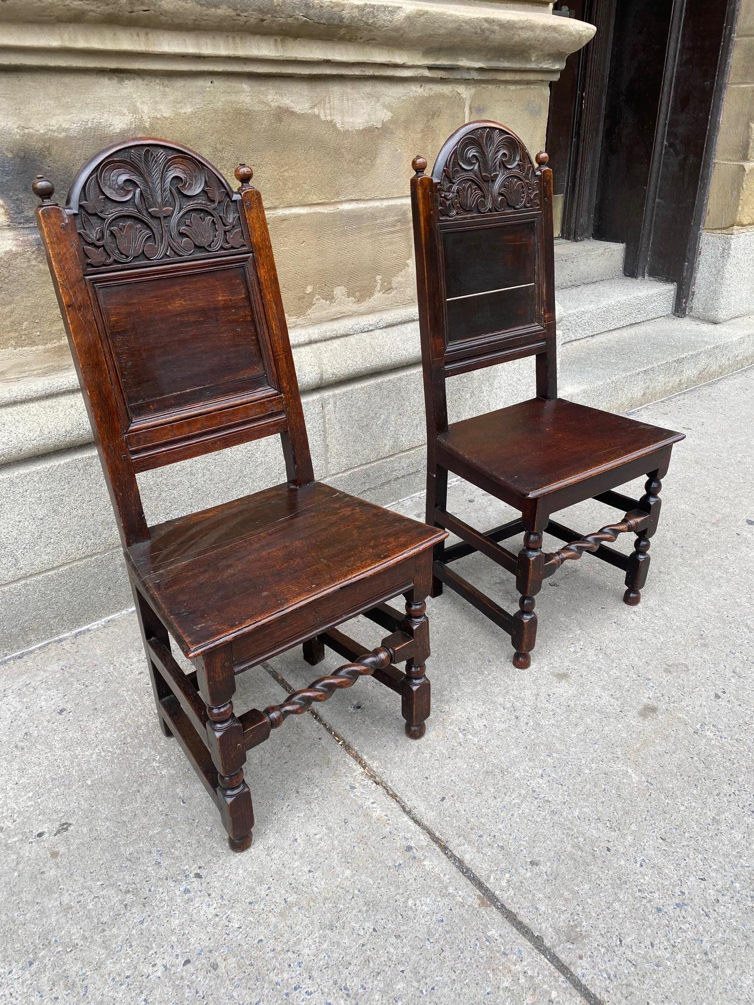 Pair of English 17th Century Period Oak Hall Chairs In Good Condition For Sale In Montreal, QC