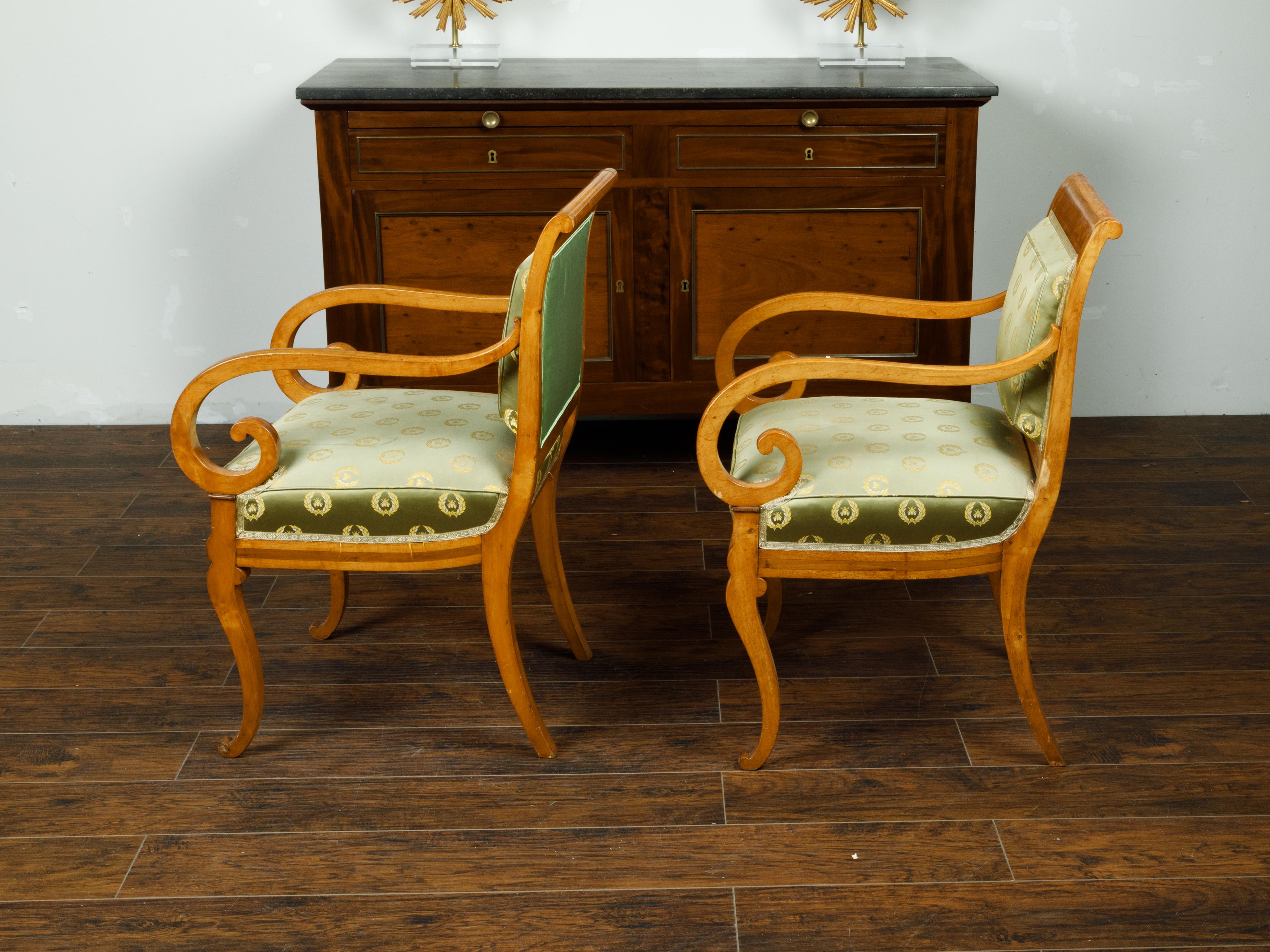 Pair of English 1830s Regency Walnut Upholstered Armchairs with Scrolling Arms For Sale 5