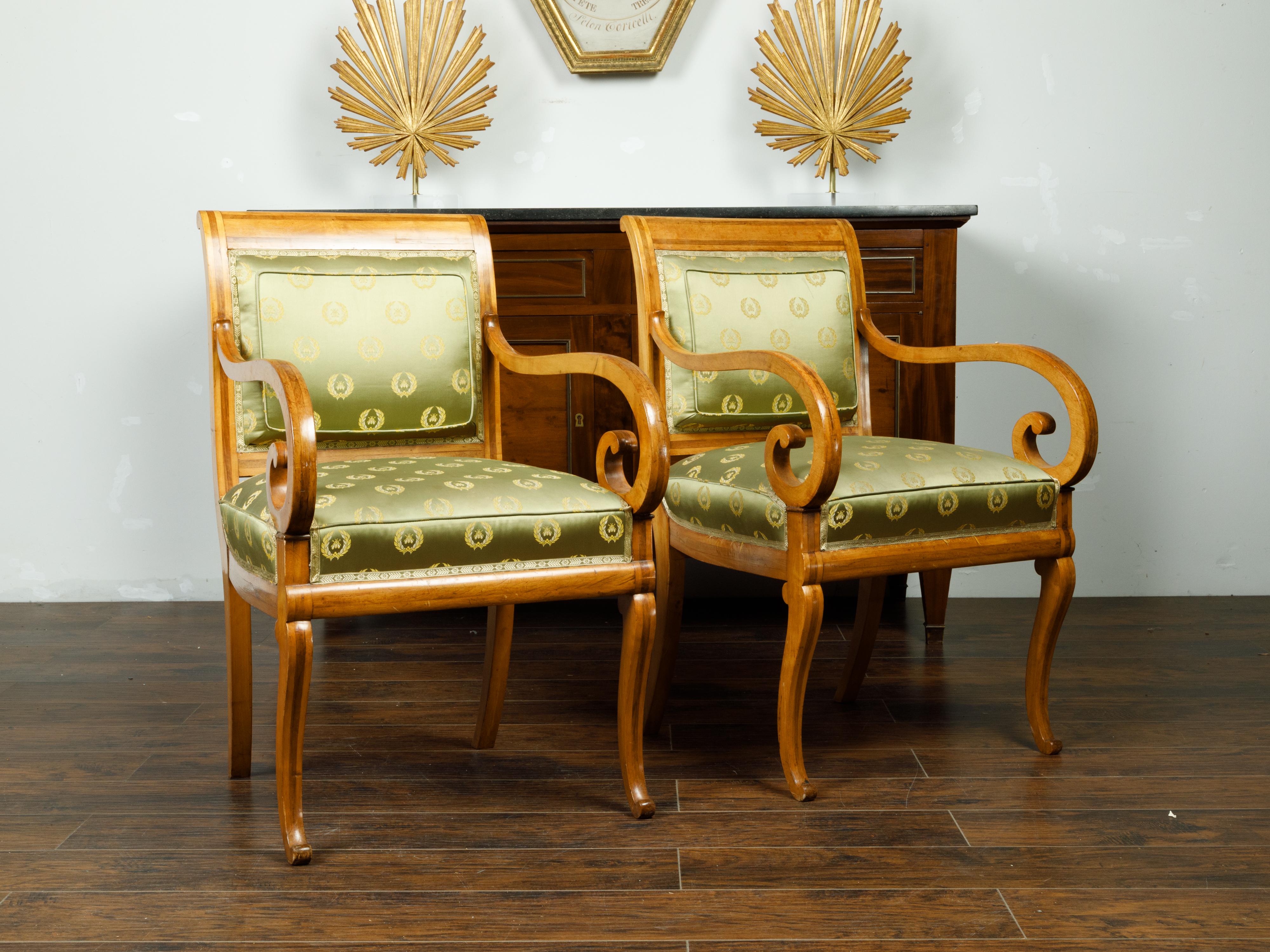 Pair of English 1830s Regency Walnut Upholstered Armchairs with Scrolling Arms For Sale 1