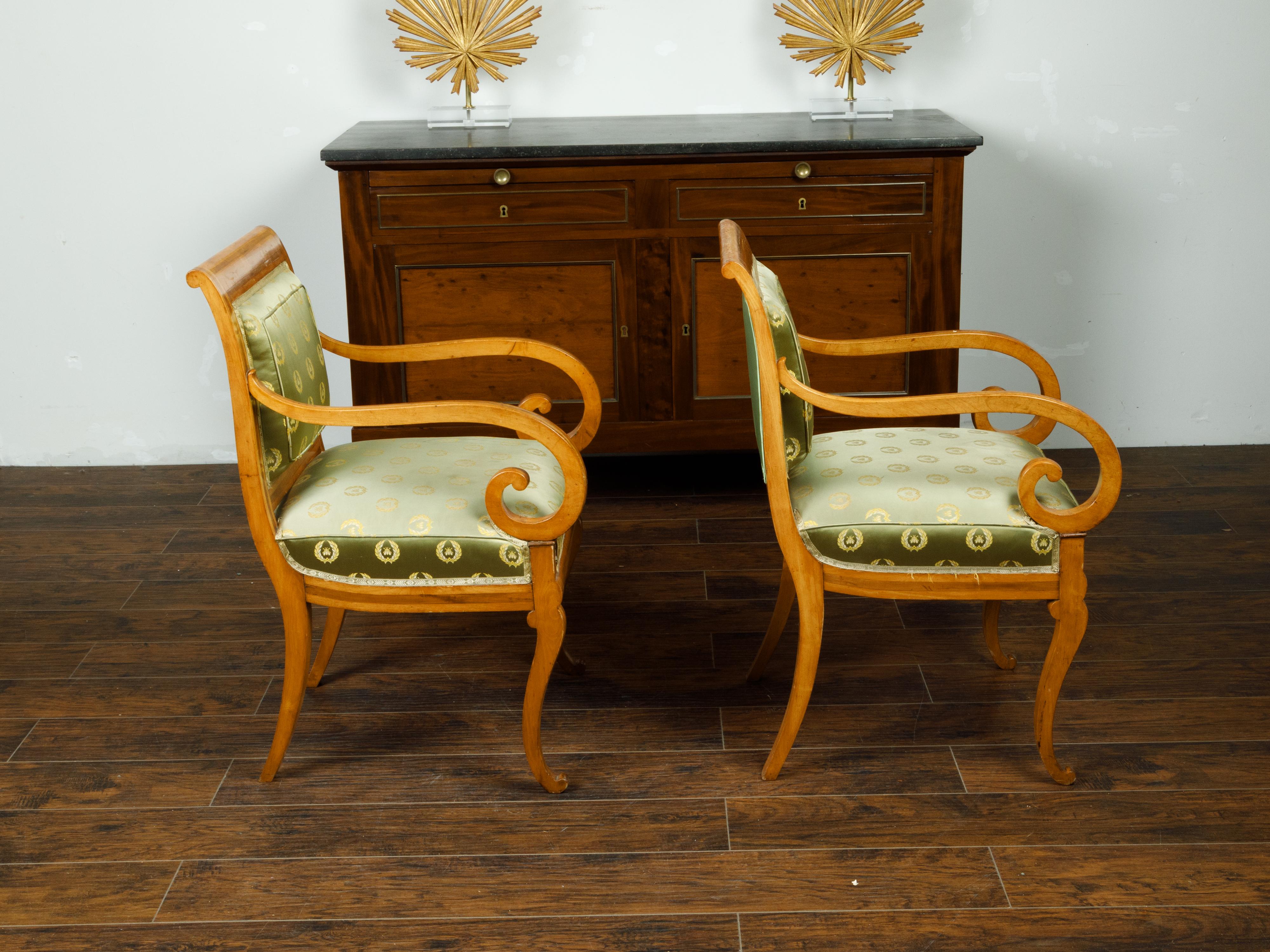 Pair of English 1830s Regency Walnut Upholstered Armchairs with Scrolling Arms For Sale 2