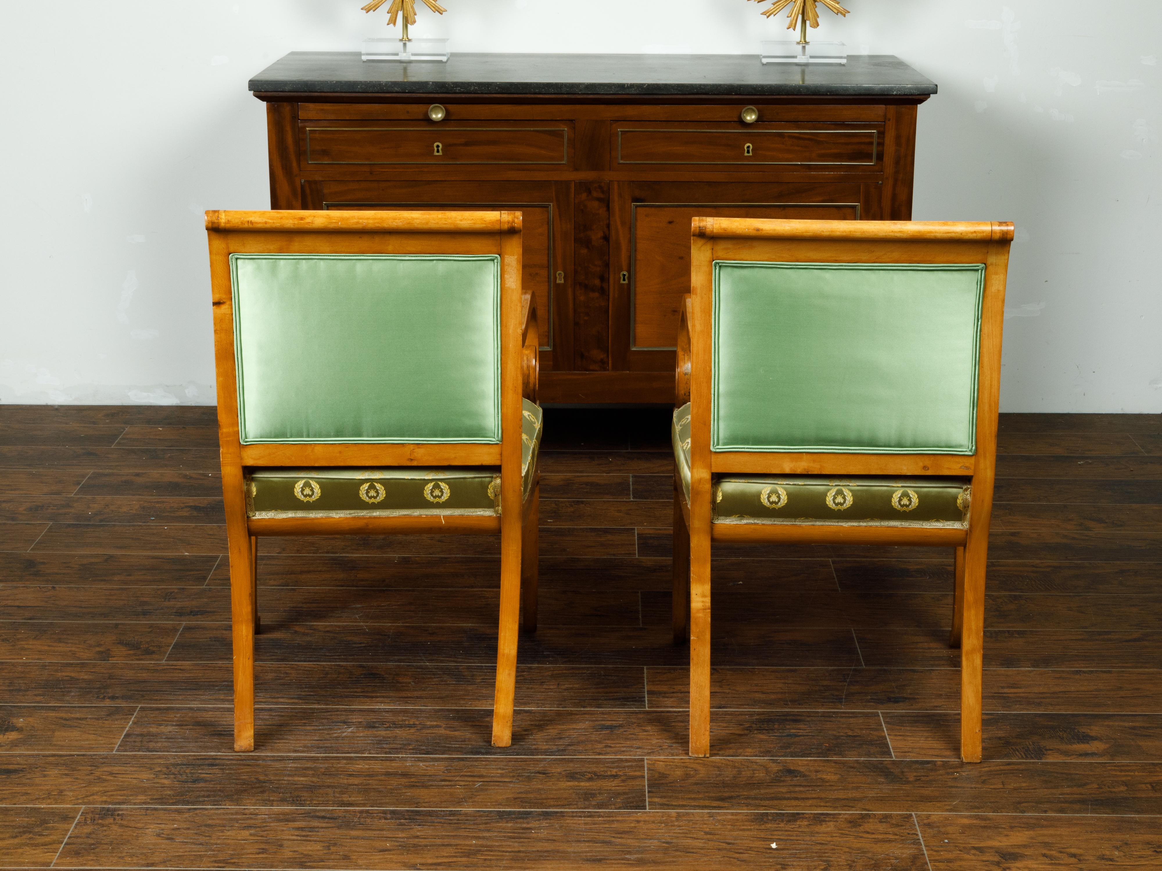 Pair of English 1830s Regency Walnut Upholstered Armchairs with Scrolling Arms For Sale 4