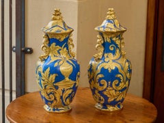 Coppia di vasi con coperchio in Mason's Ironstone del 1840 con decorazioni a volute blu e dorate