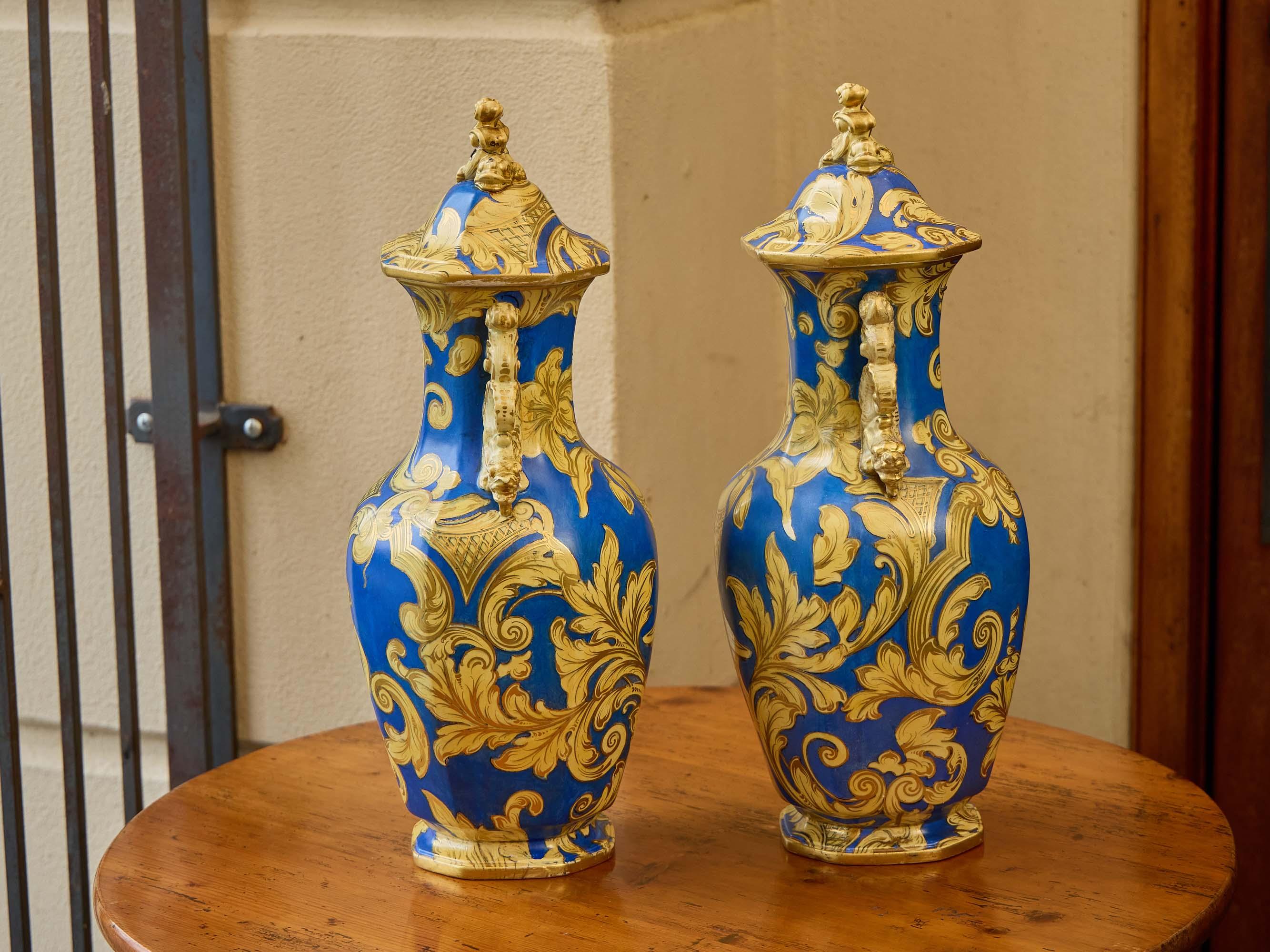Neoclassical Revival Pair of English 1840s Mason’s Ironstone Lidded Vases with Blue & Gilt Scrollwork For Sale