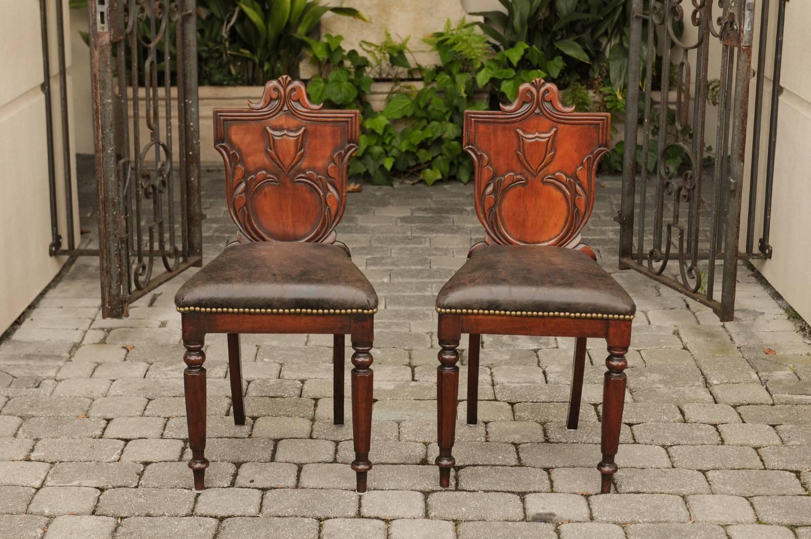 Pair of English 1880s Carved Oak Hall Chairs with Leather Upholstered Seats 5