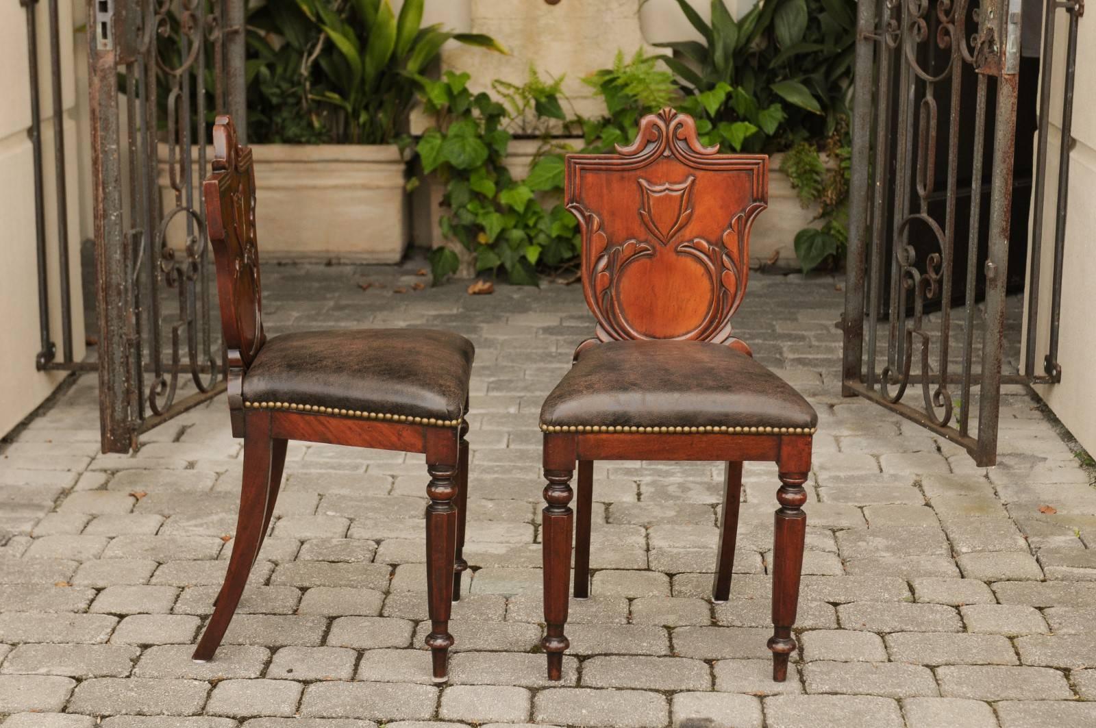 19th Century Pair of English 1880s Carved Oak Hall Chairs with Leather Upholstered Seats