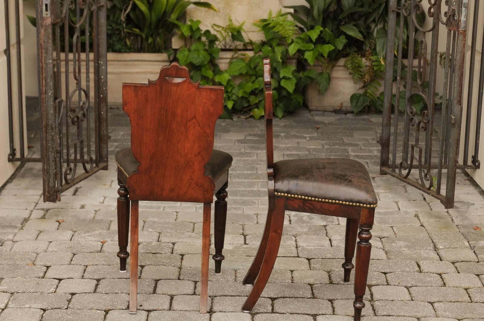 Pair of English 1880s Carved Oak Hall Chairs with Leather Upholstered Seats 1