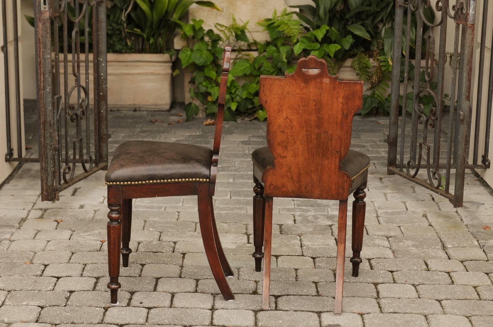 Pair of English 1880s Carved Oak Hall Chairs with Leather Upholstered Seats 2