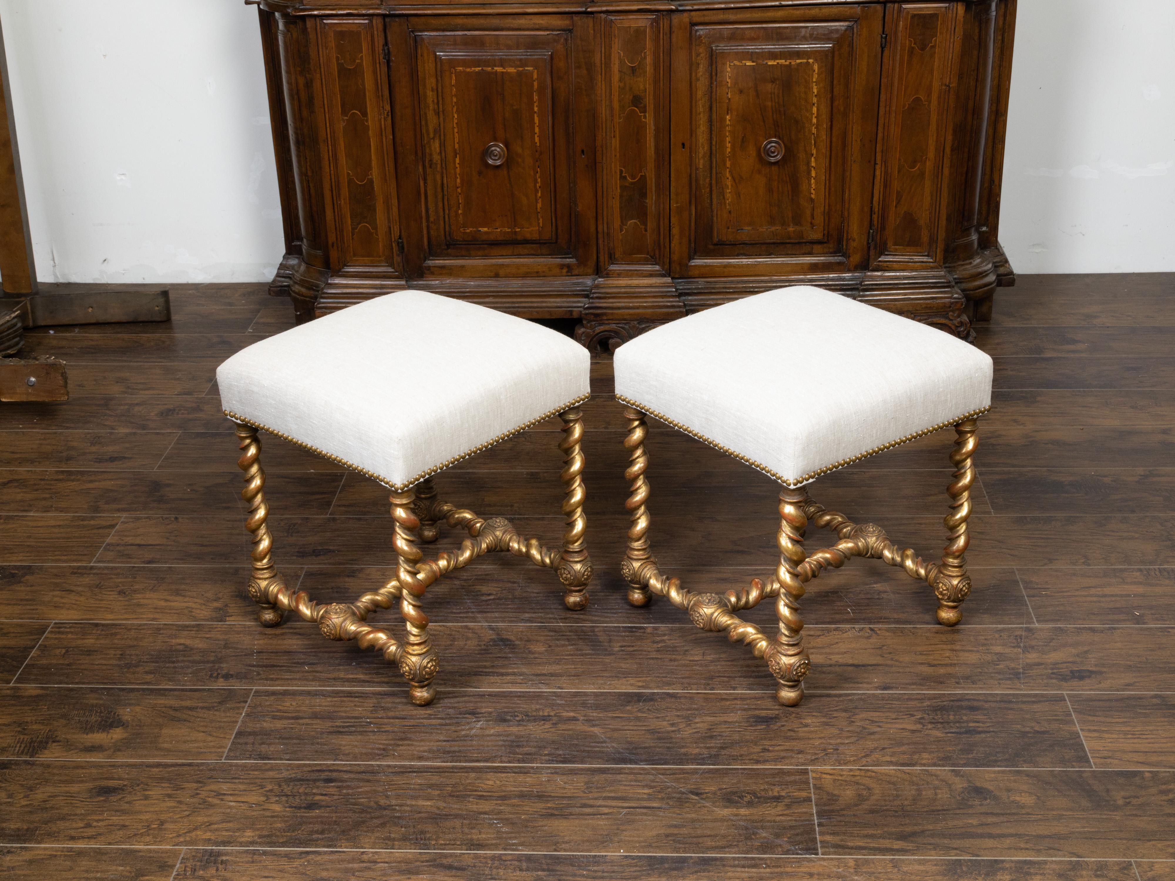 Tourné Paire de tabourets anglais des années 1880 en bois doré à torsion d'orge avec nouveau tissu d'ameublement en vente