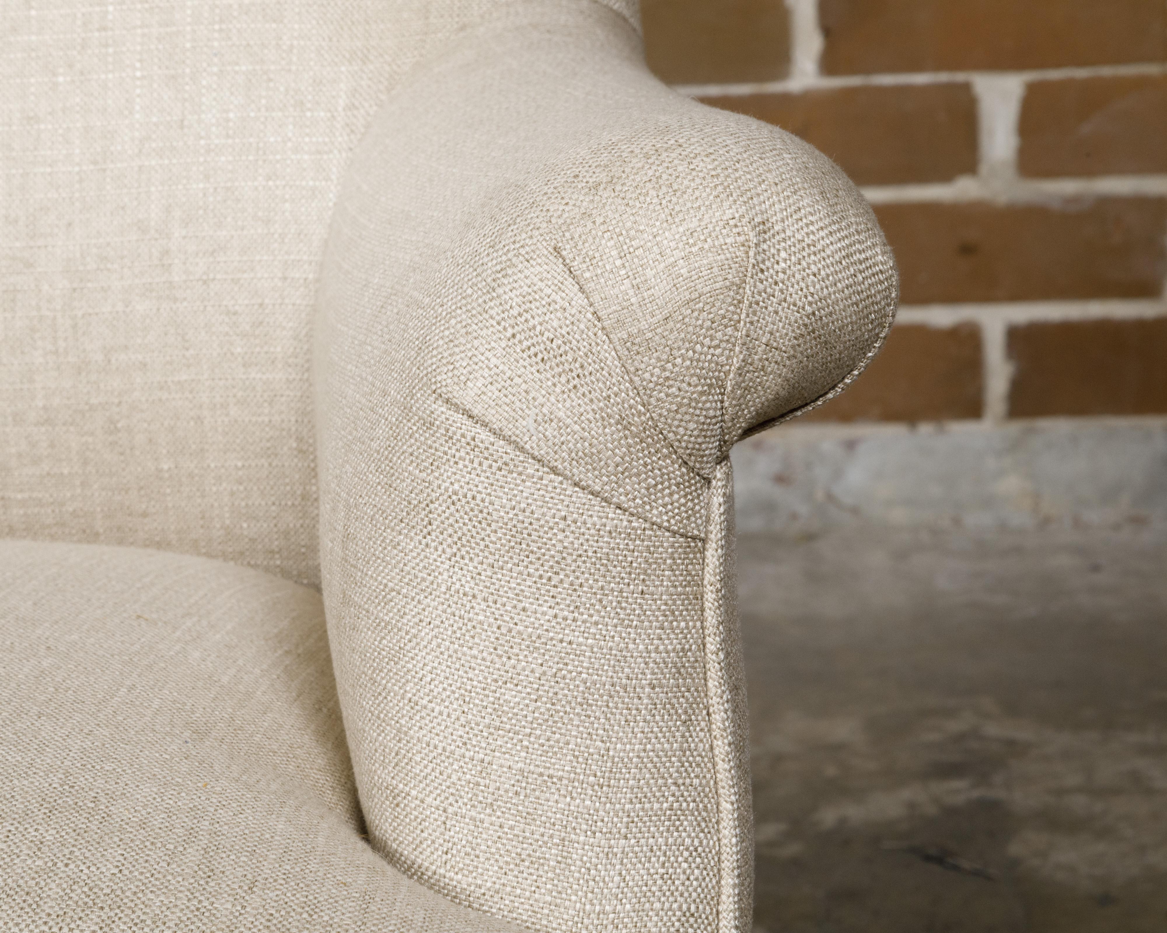Coppia di poltrone imbottite inglesi del 1880 con gambe tornite ebanizzate su rotelle in vendita 3