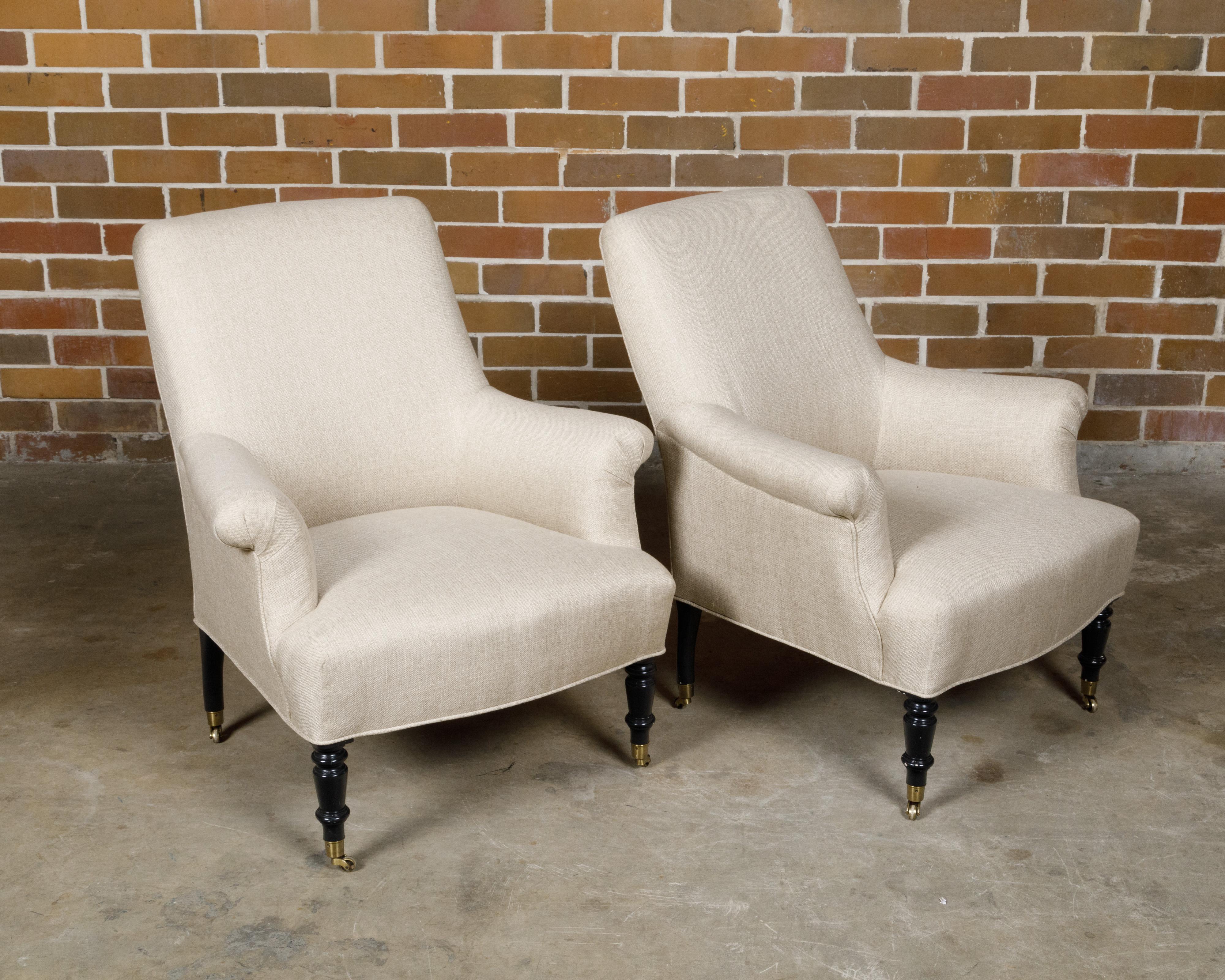 Inglese Coppia di poltrone imbottite inglesi del 1880 con gambe tornite ebanizzate su rotelle in vendita