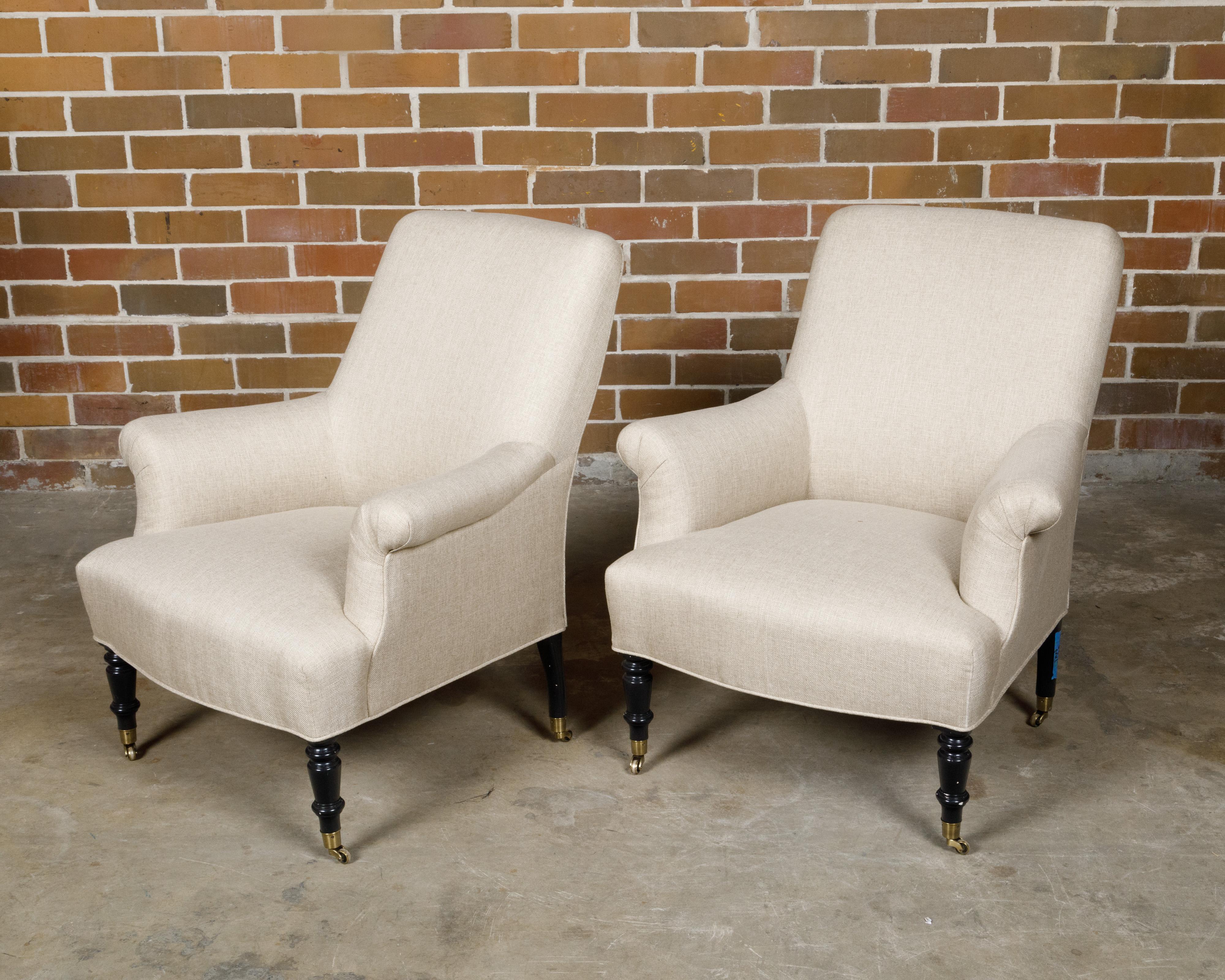 Legno Coppia di poltrone imbottite inglesi del 1880 con gambe tornite ebanizzate su rotelle in vendita
