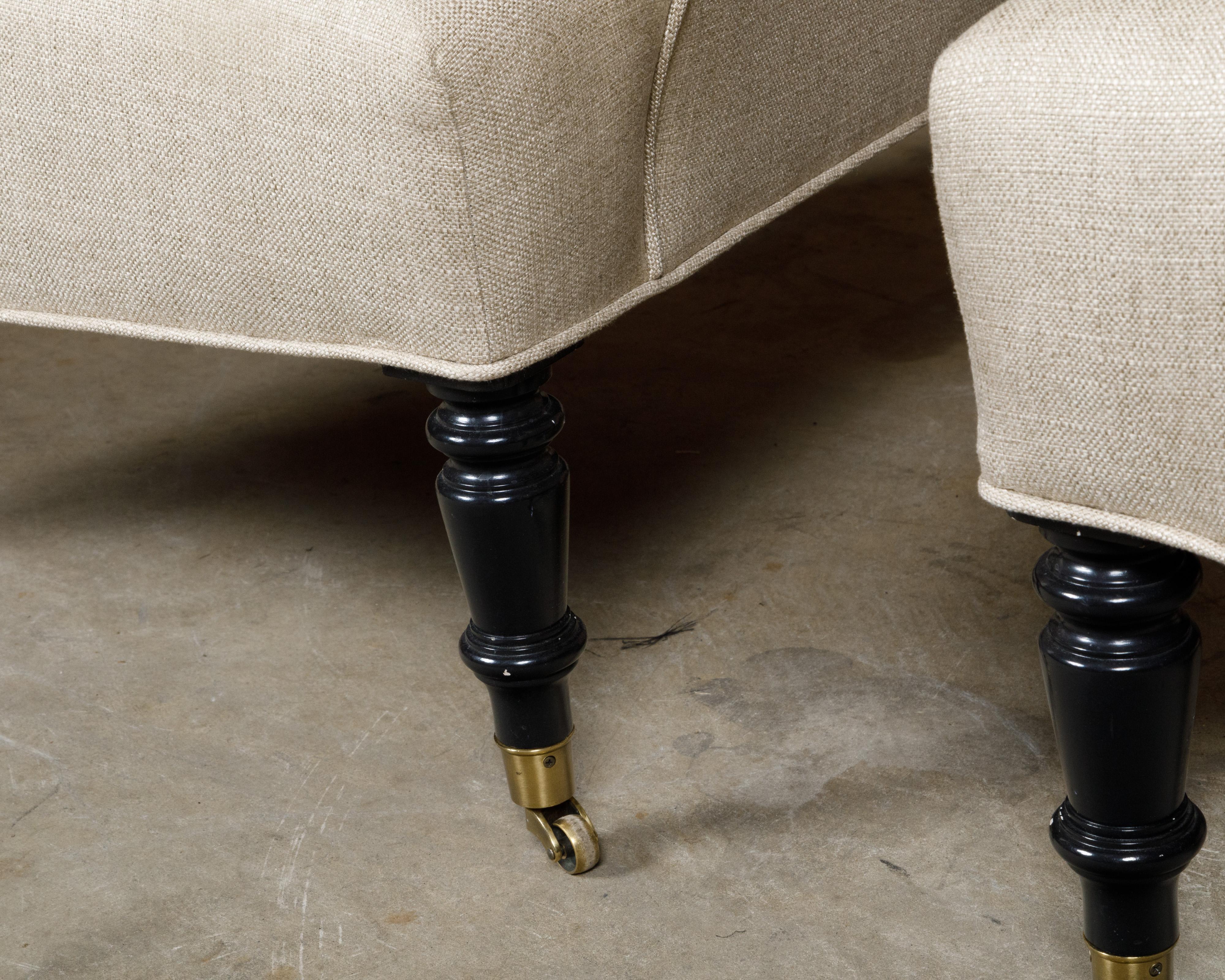Coppia di poltrone imbottite inglesi del 1880 con gambe tornite ebanizzate su rotelle in vendita 1