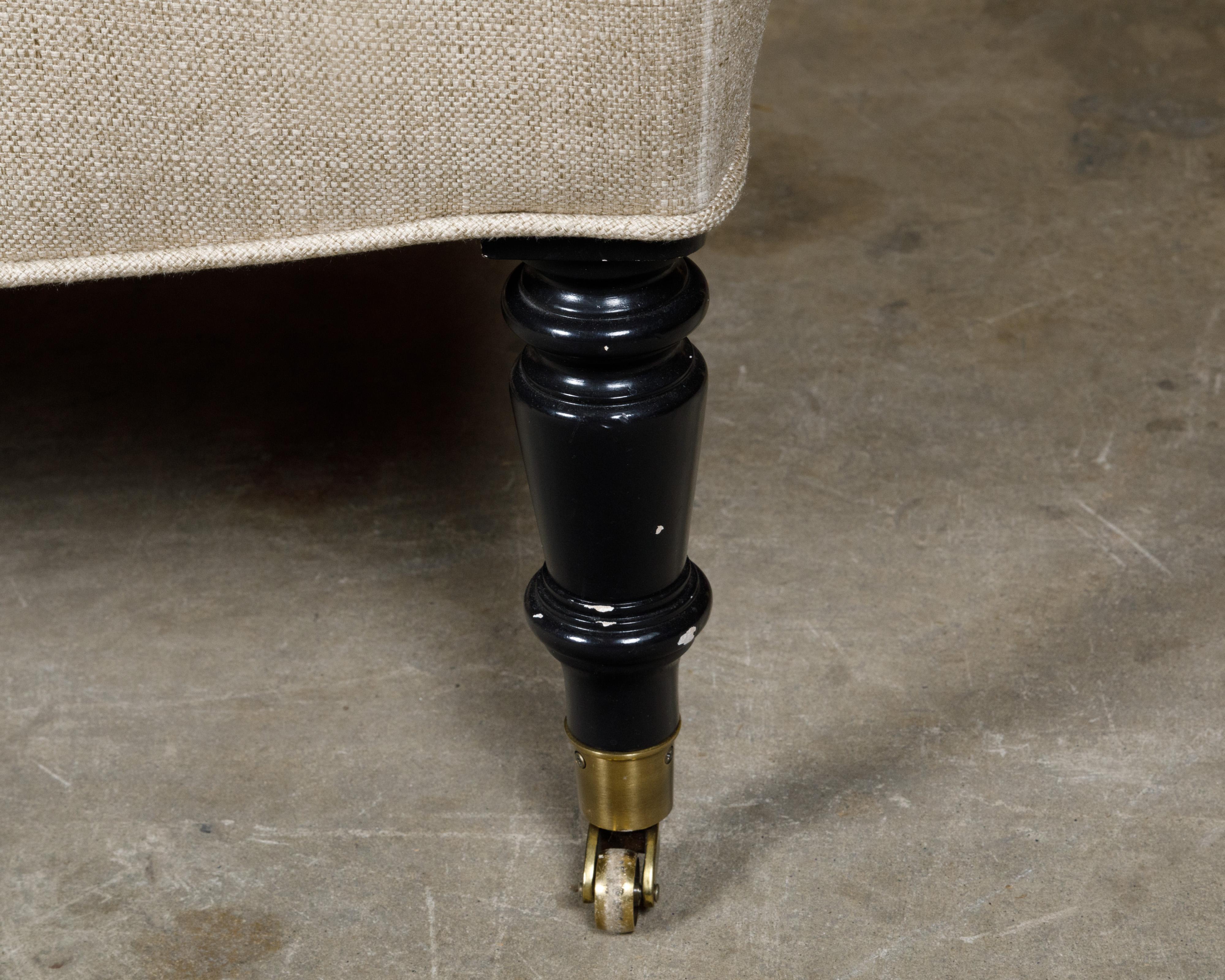 Coppia di poltrone imbottite inglesi del 1880 con gambe tornite ebanizzate su rotelle in vendita 2