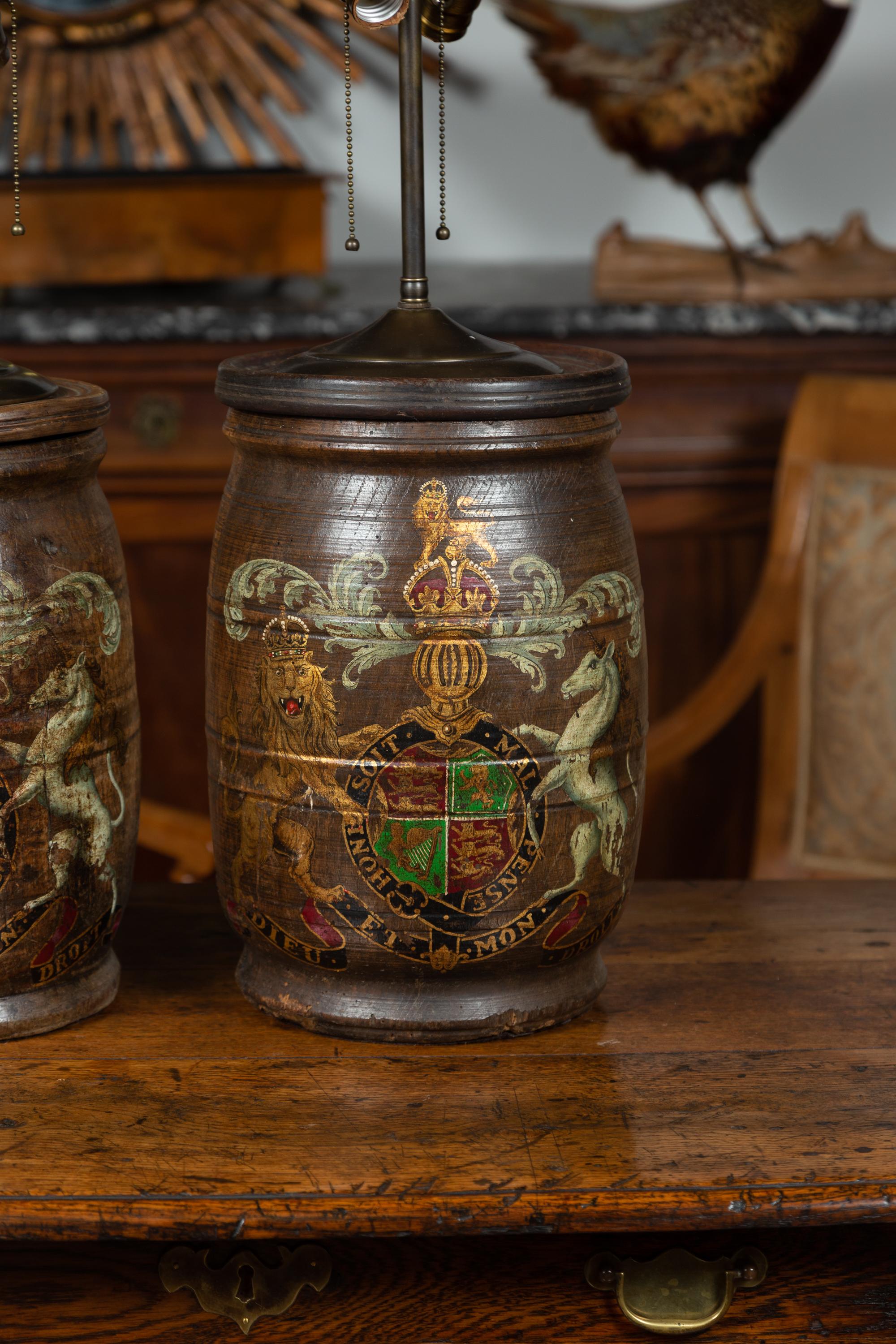 Polychromé Paire de barils en bois anglais des années 1880 avec armoiries transformées en lampes de table en vente