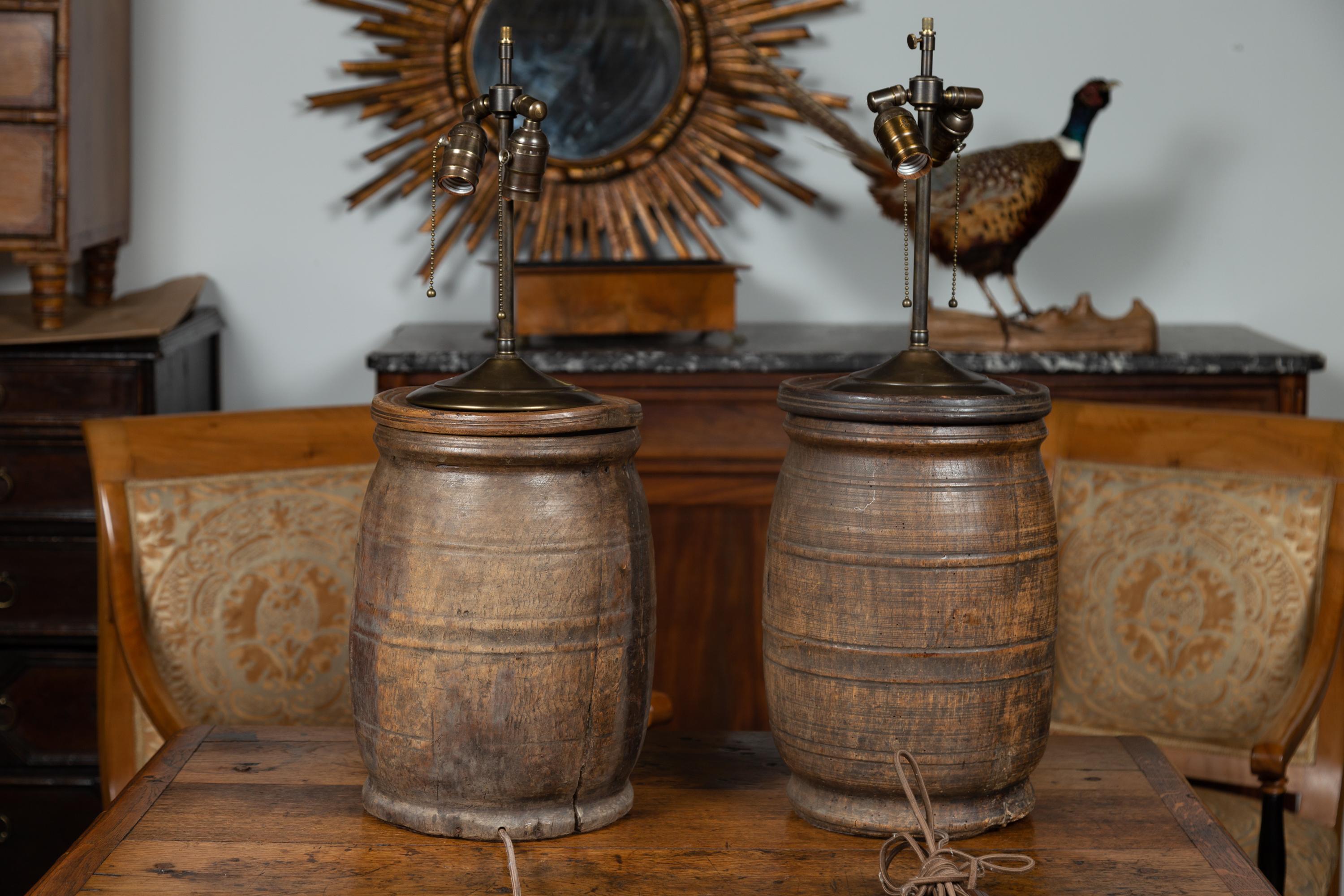 XIXe siècle Paire de barils en bois anglais des années 1880 avec armoiries transformées en lampes de table en vente