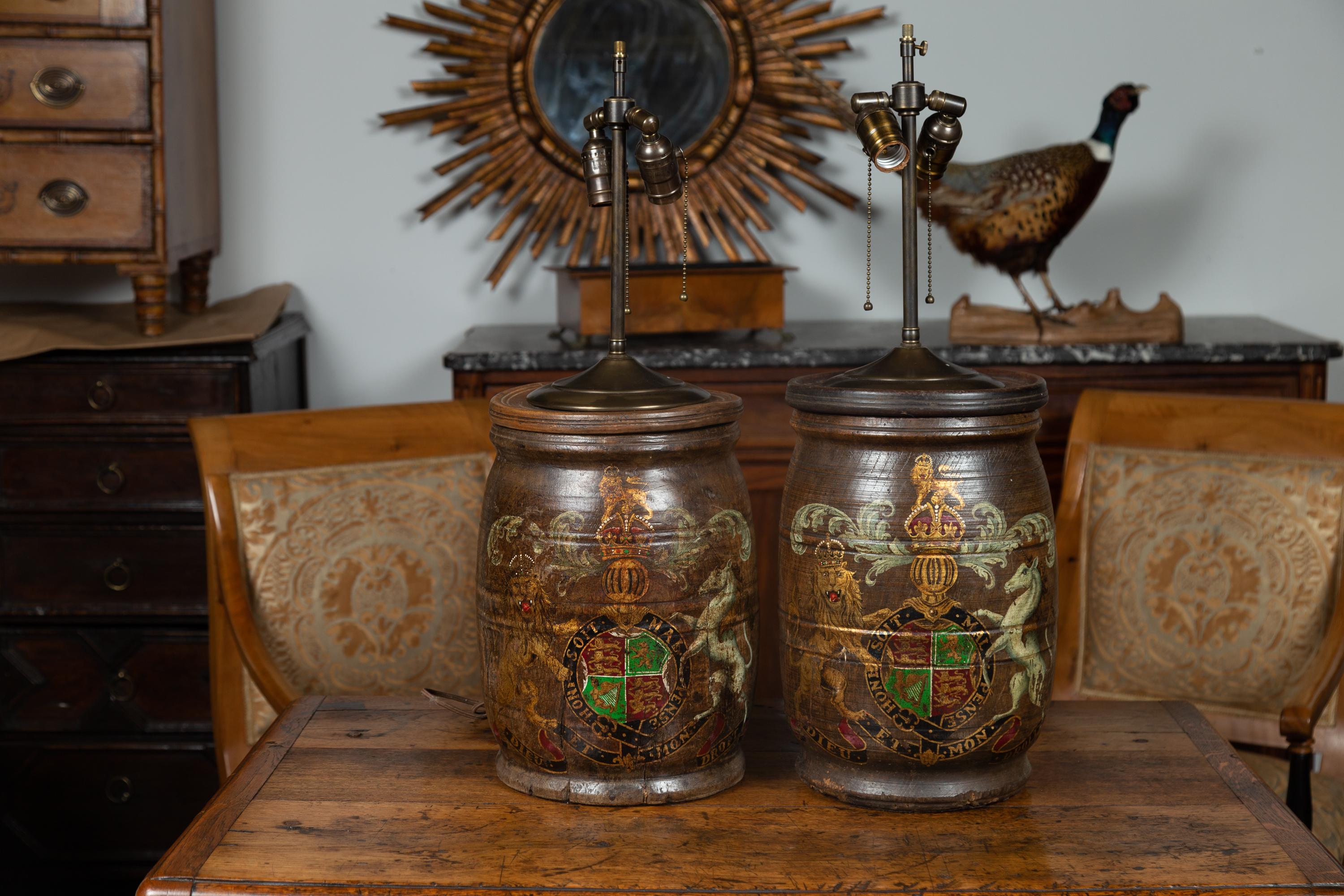 Paire de barils en bois anglais des années 1880 avec armoiries transformées en lampes de table en vente 1