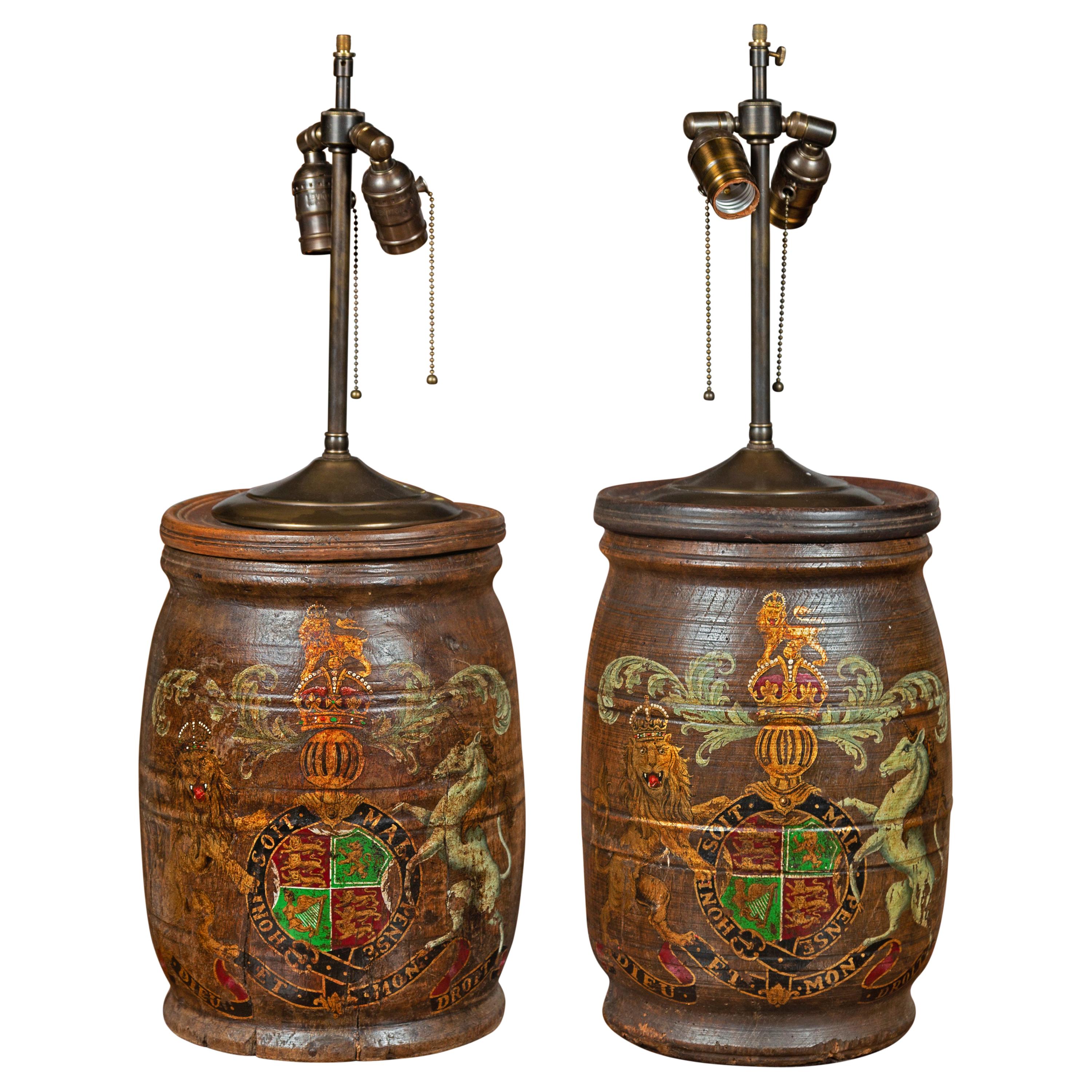 Paire de barils en bois anglais des années 1880 avec armoiries transformées en lampes de table en vente