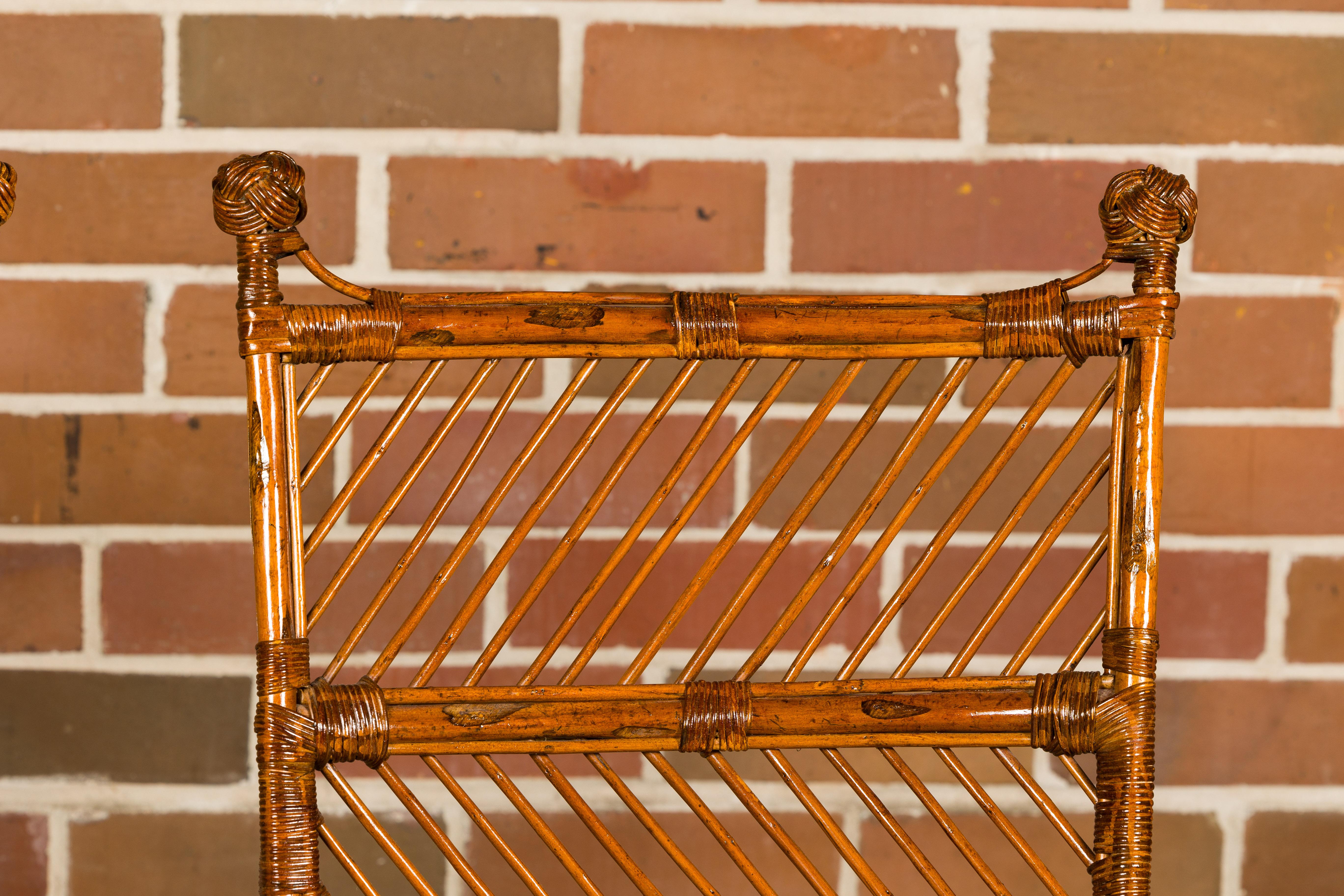 Paire de chaises anglaises des années 1890-1920 en bambou et rotin avec coussins personnalisés en vente 4