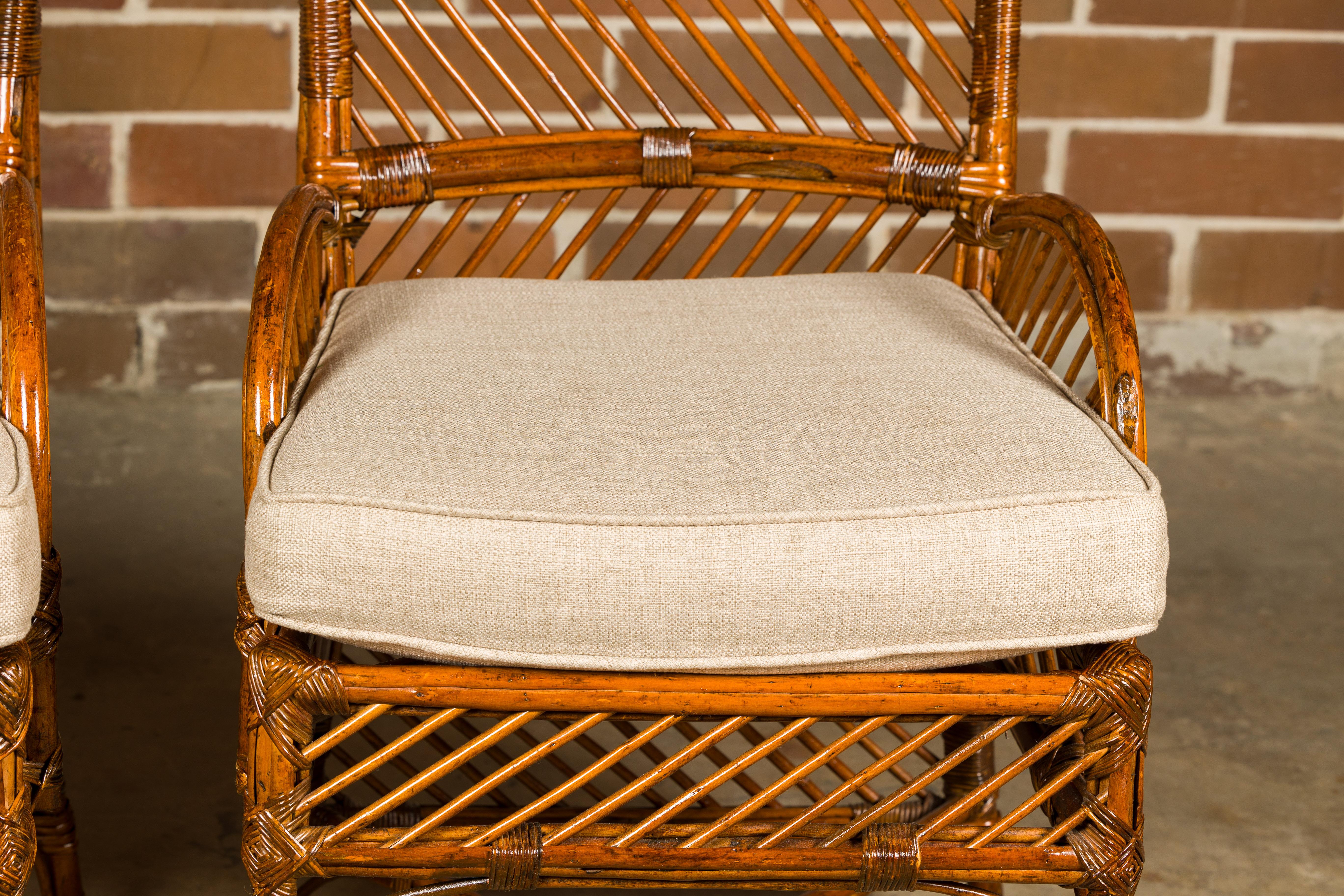 Paire de chaises anglaises des années 1890-1920 en bambou et rotin avec coussins personnalisés en vente 6