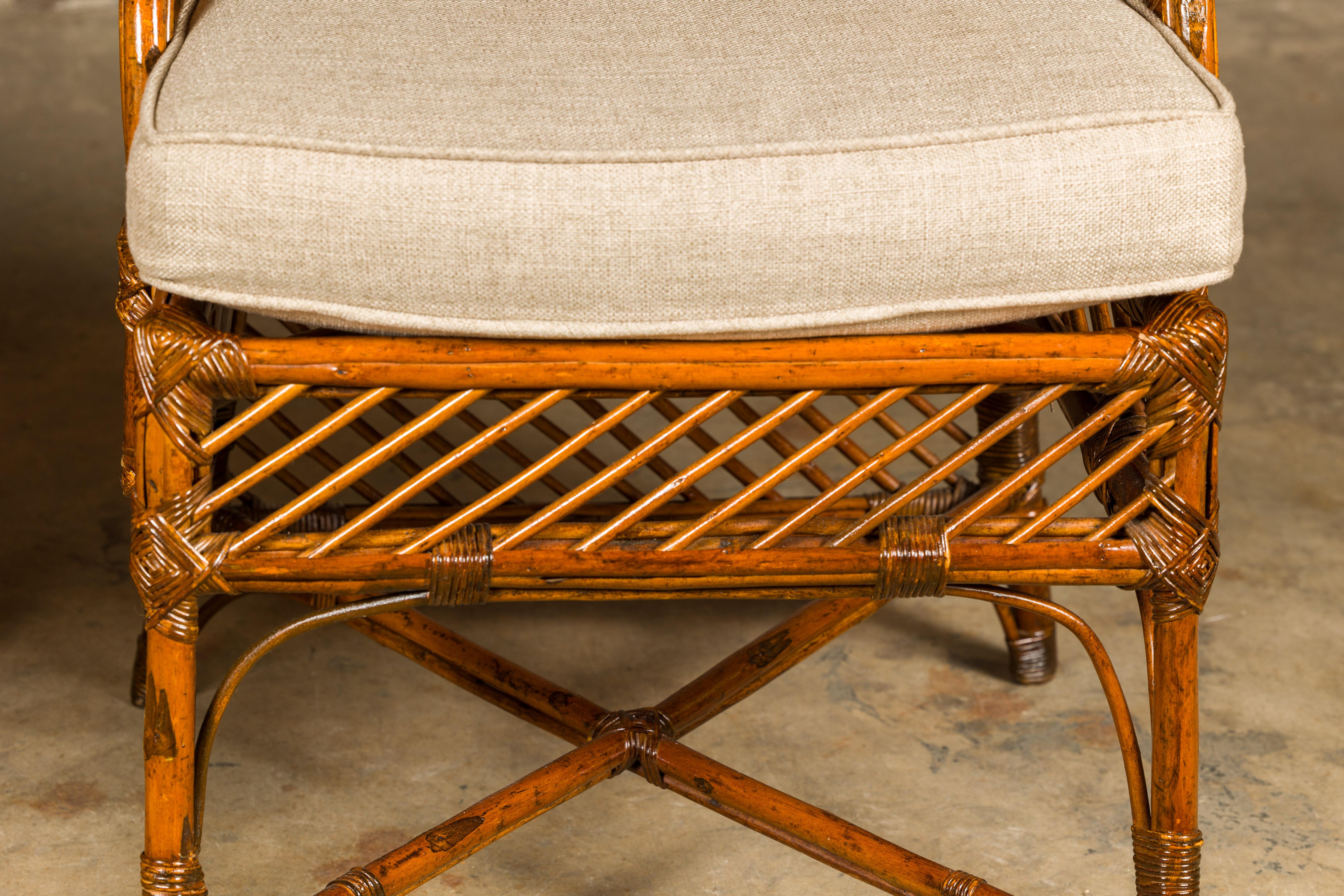Paire de chaises anglaises des années 1890-1920 en bambou et rotin avec coussins personnalisés en vente 7