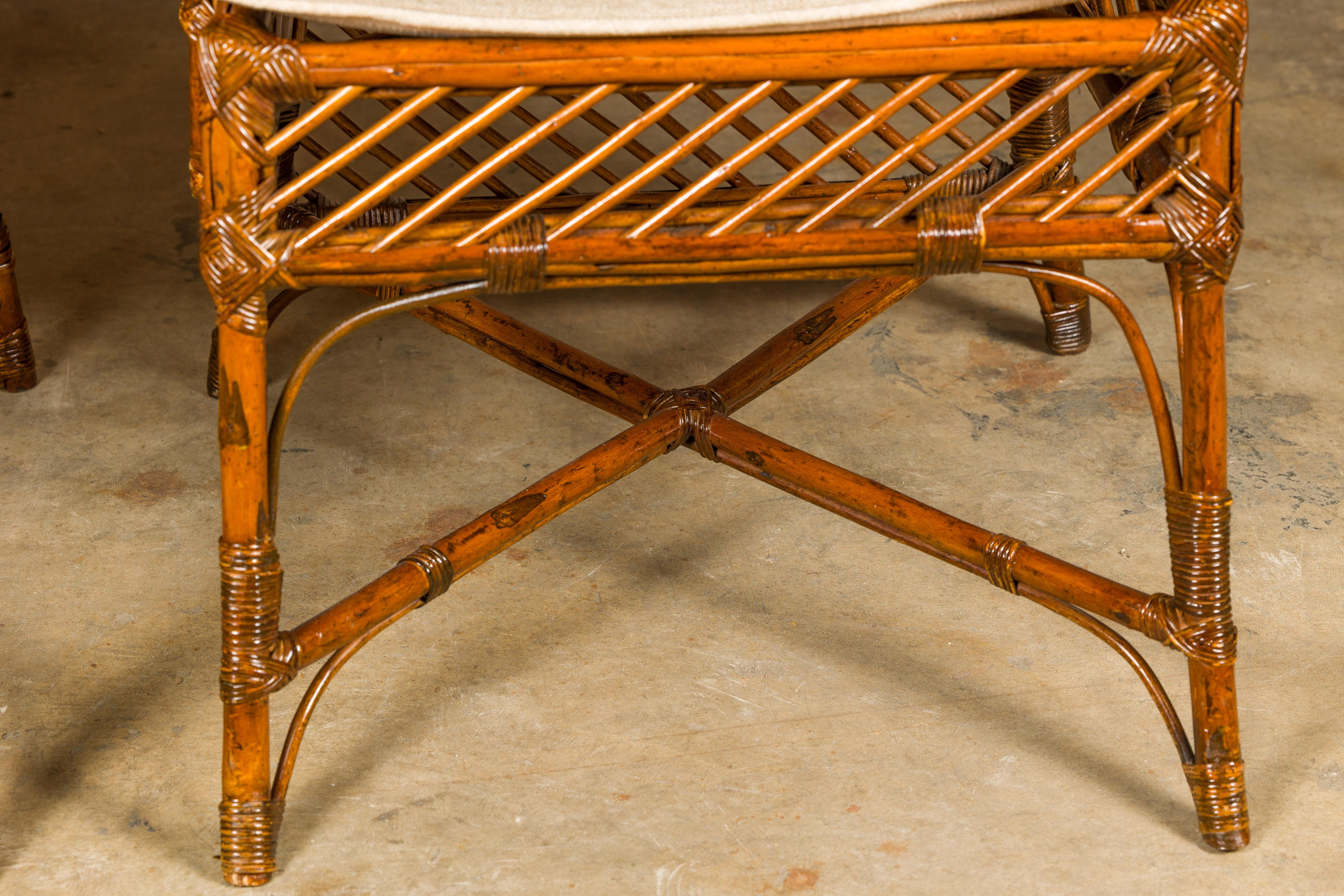 Paire de chaises anglaises des années 1890-1920 en bambou et rotin avec coussins personnalisés en vente 8