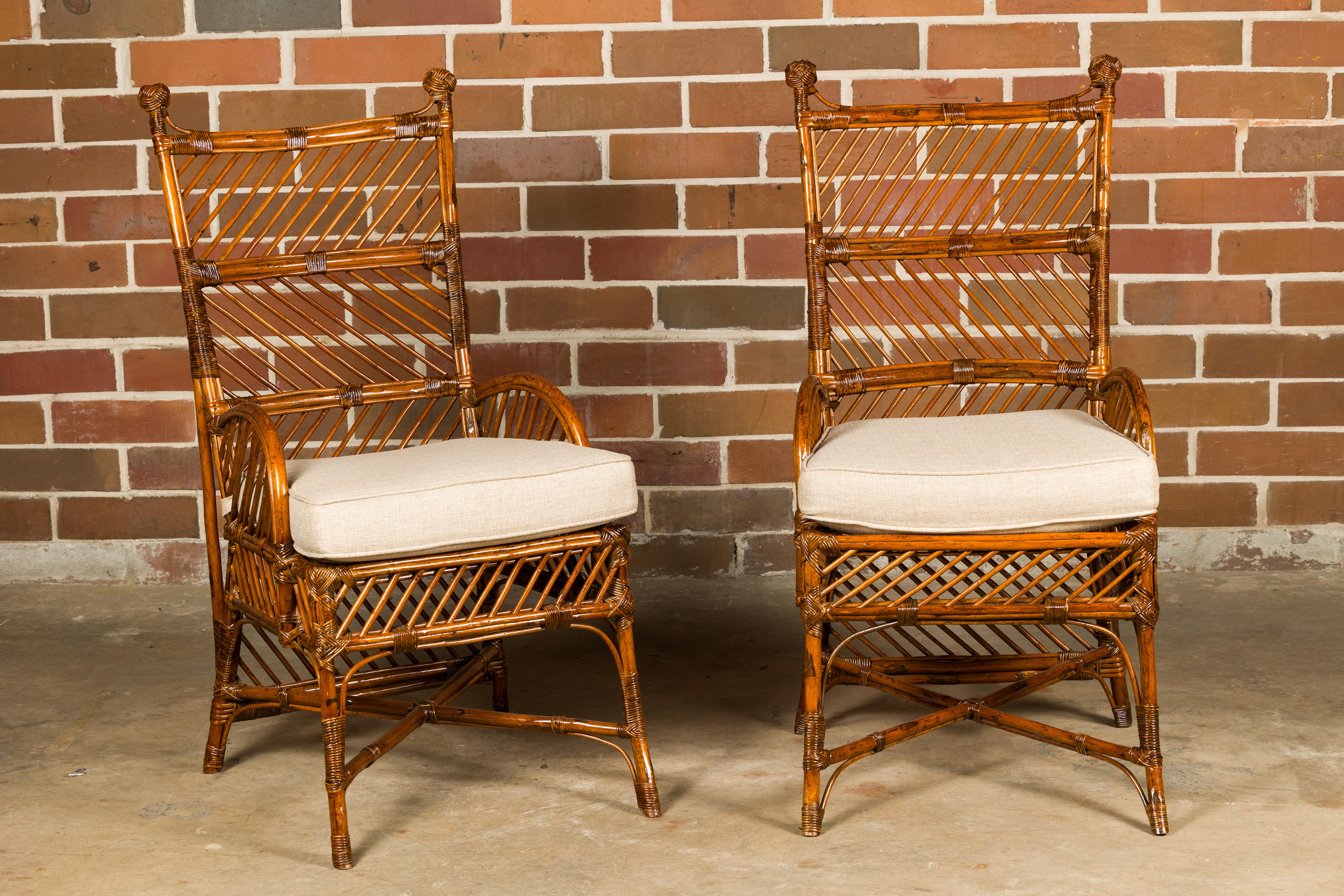 Anglais Paire de chaises anglaises des années 1890-1920 en bambou et rotin avec coussins personnalisés en vente