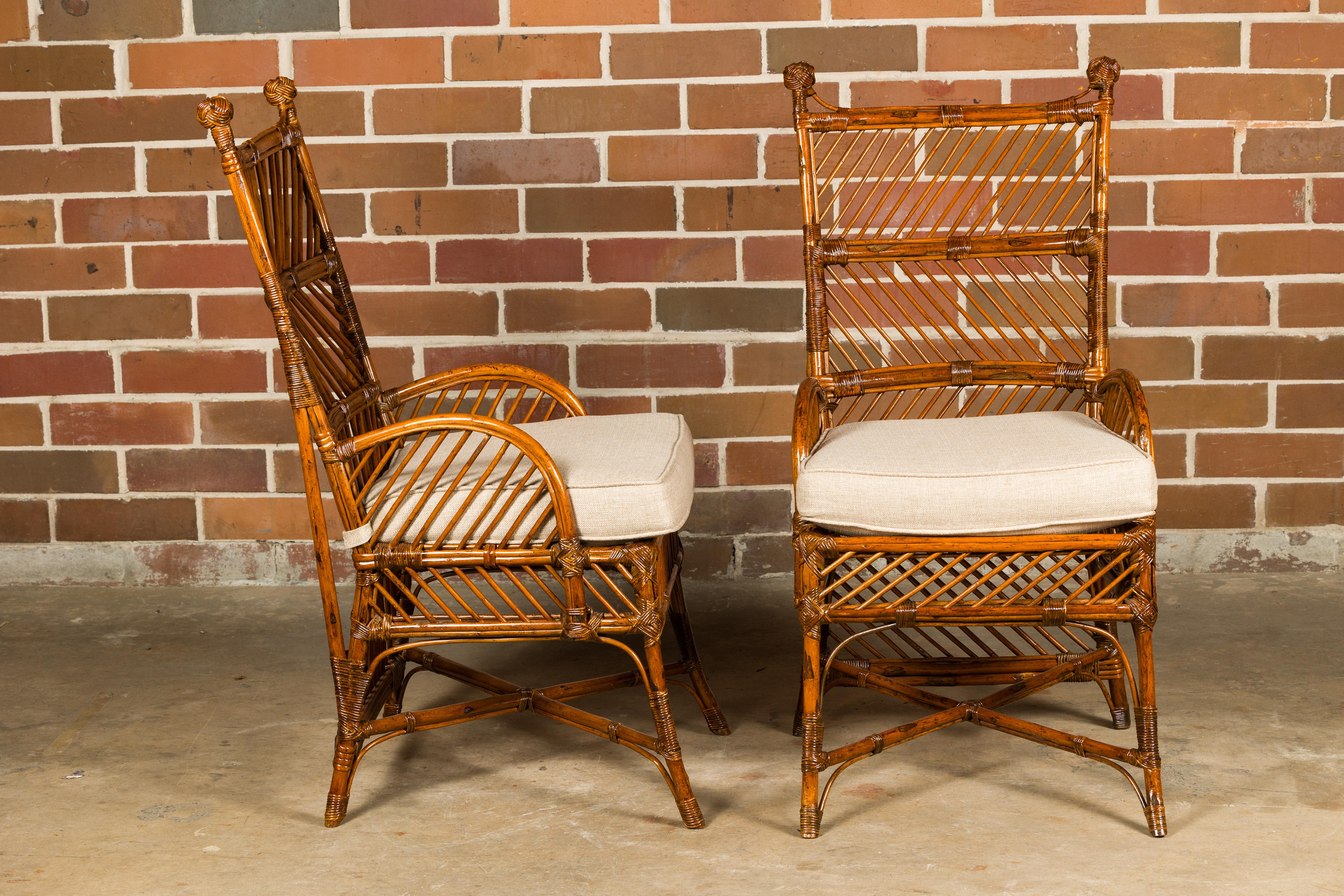 Paire de chaises anglaises des années 1890-1920 en bambou et rotin avec coussins personnalisés Bon état - En vente à Atlanta, GA