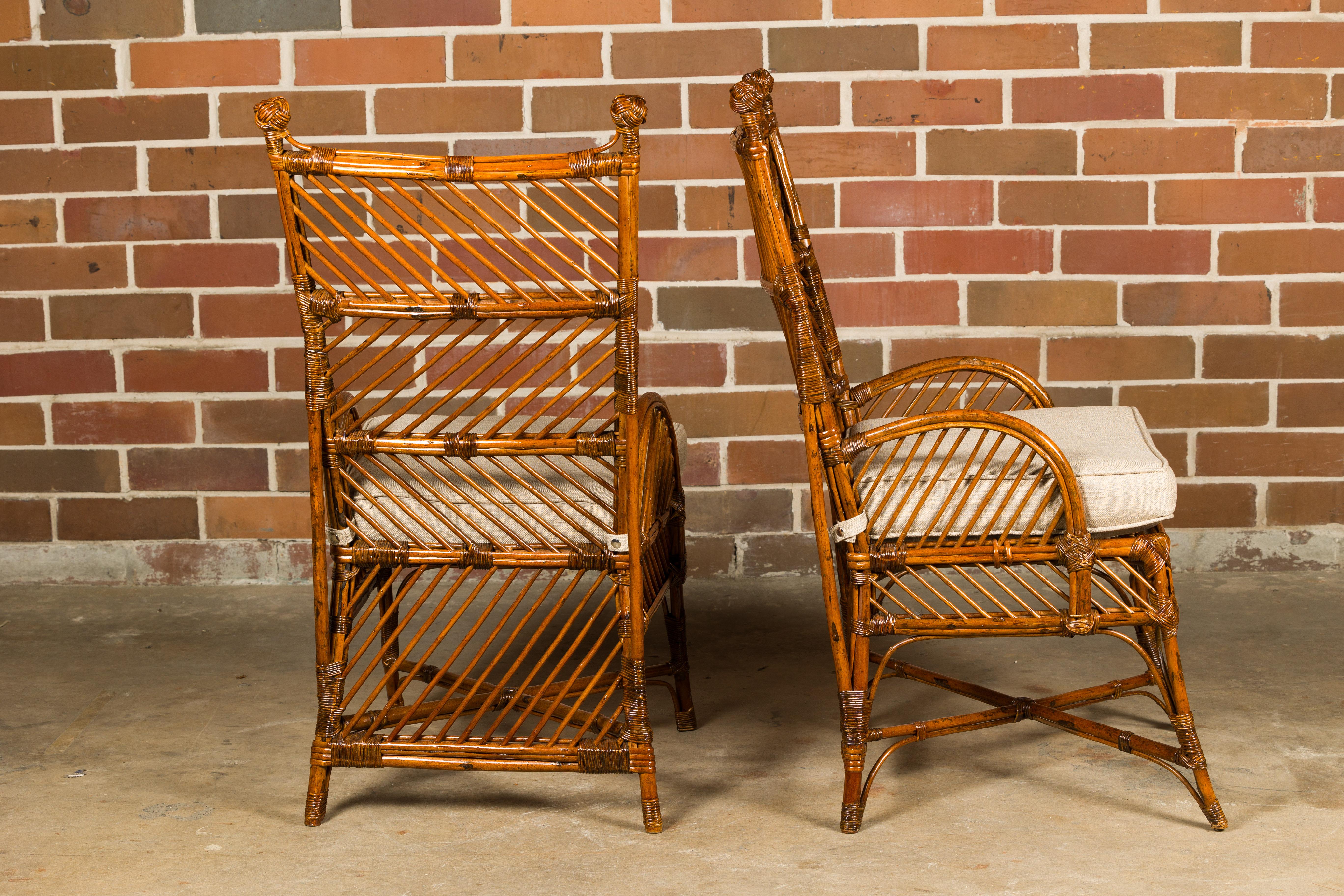 XIXe siècle Paire de chaises anglaises des années 1890-1920 en bambou et rotin avec coussins personnalisés en vente